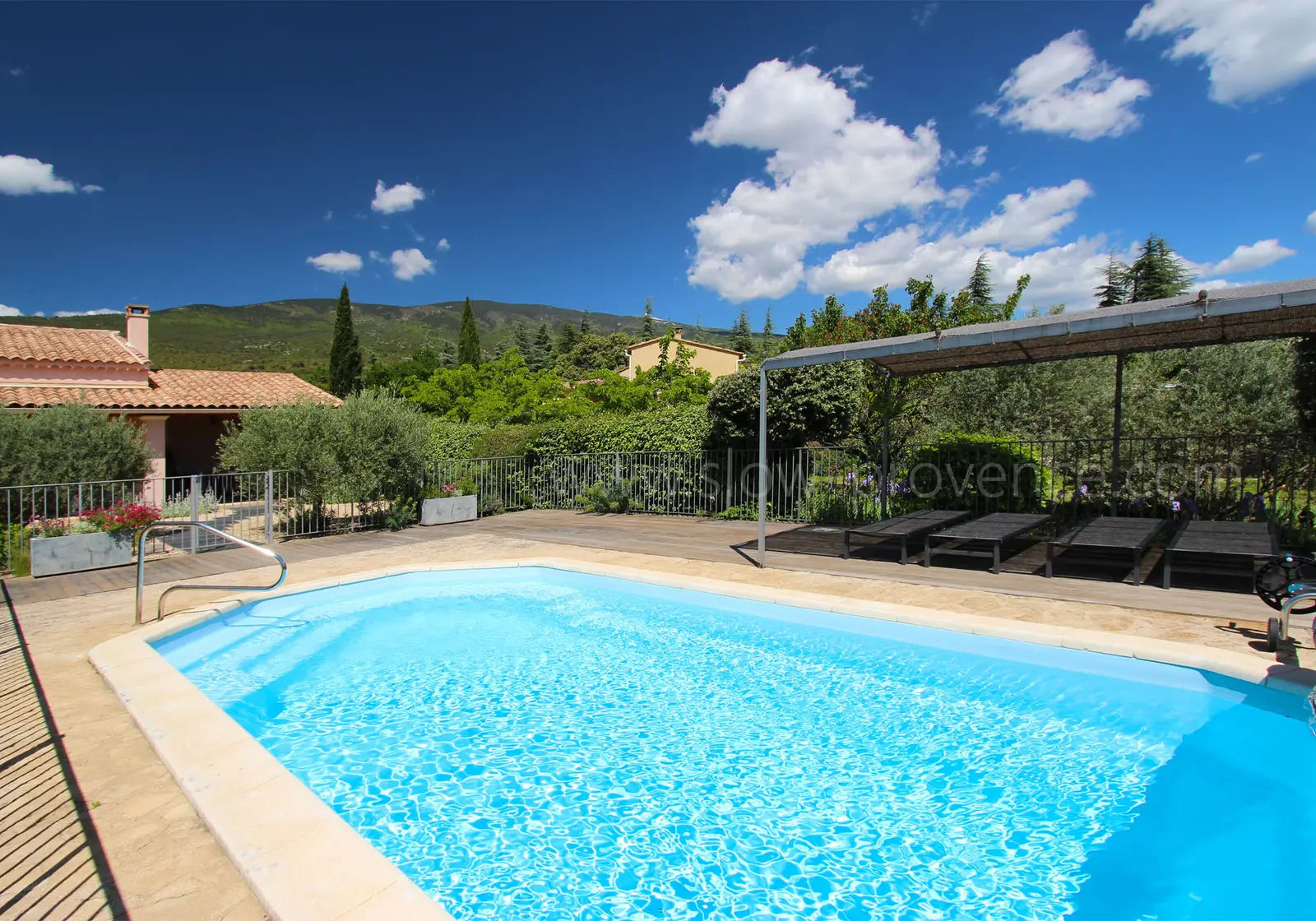 Enclosed swimming-pool