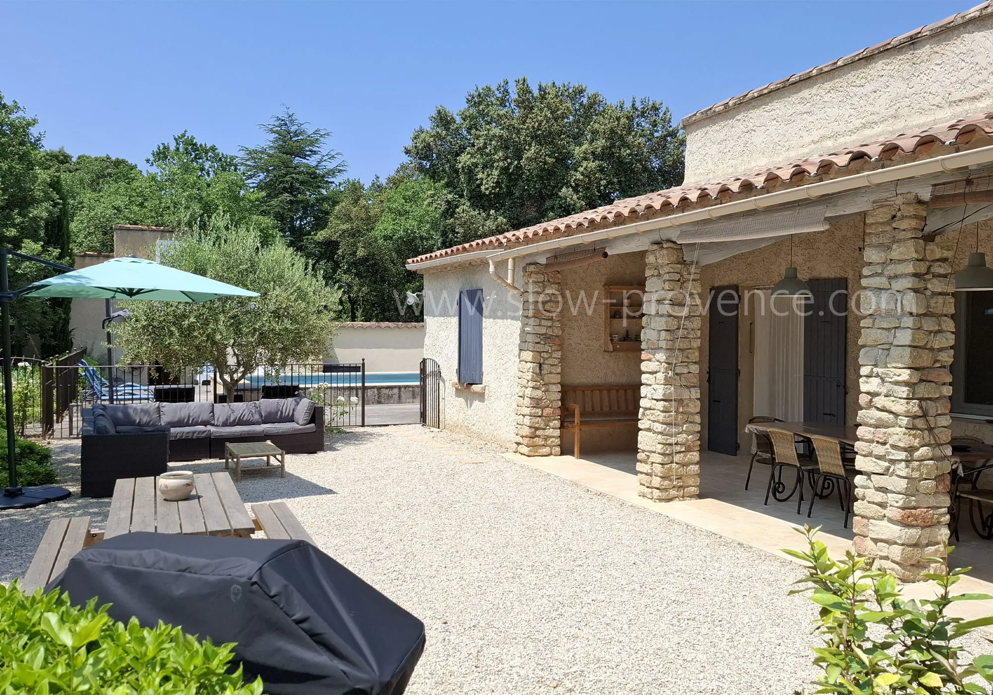 Espace avec salon de jardin