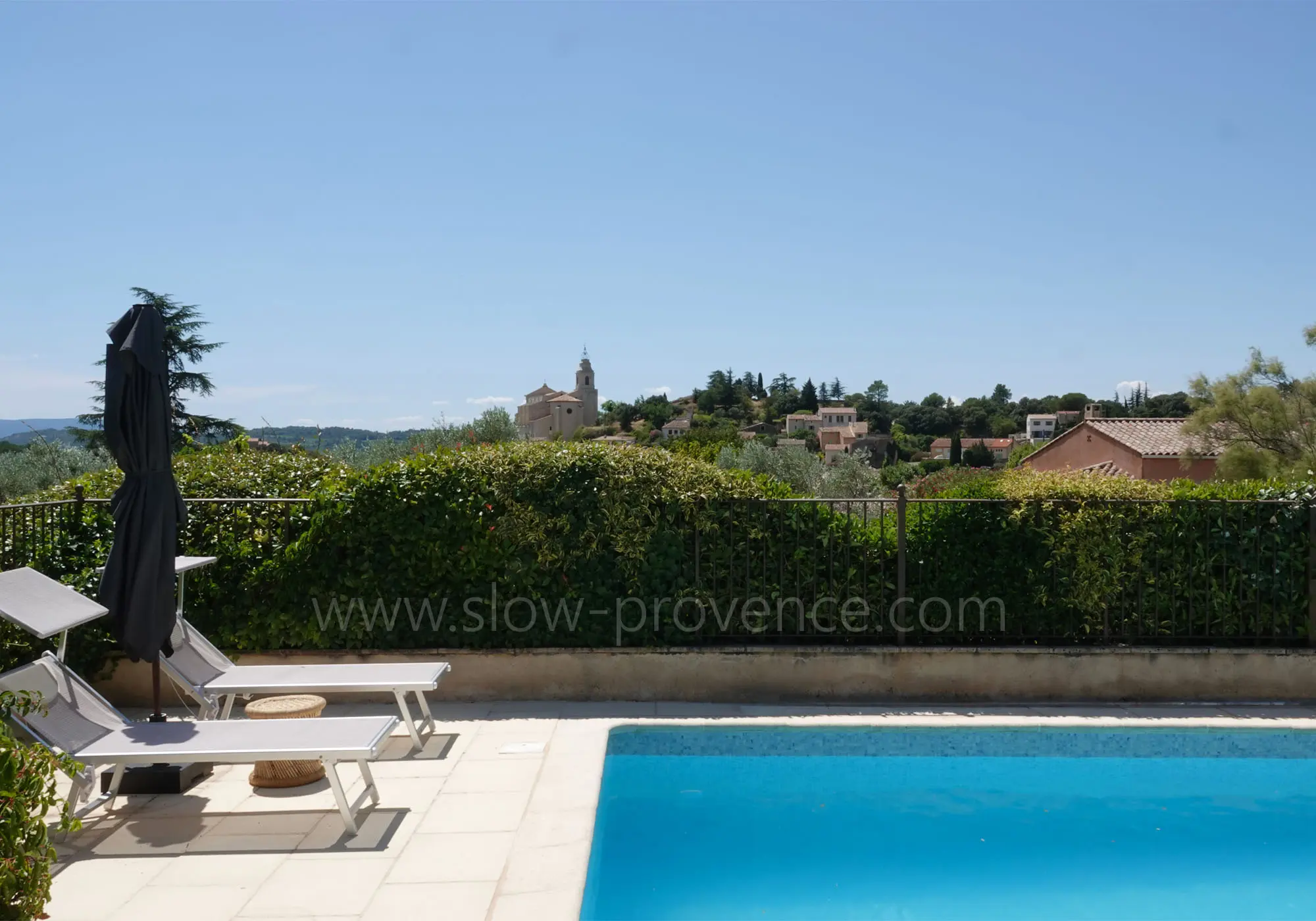 Maison Mistral, vue sur l'église de Bedoin
