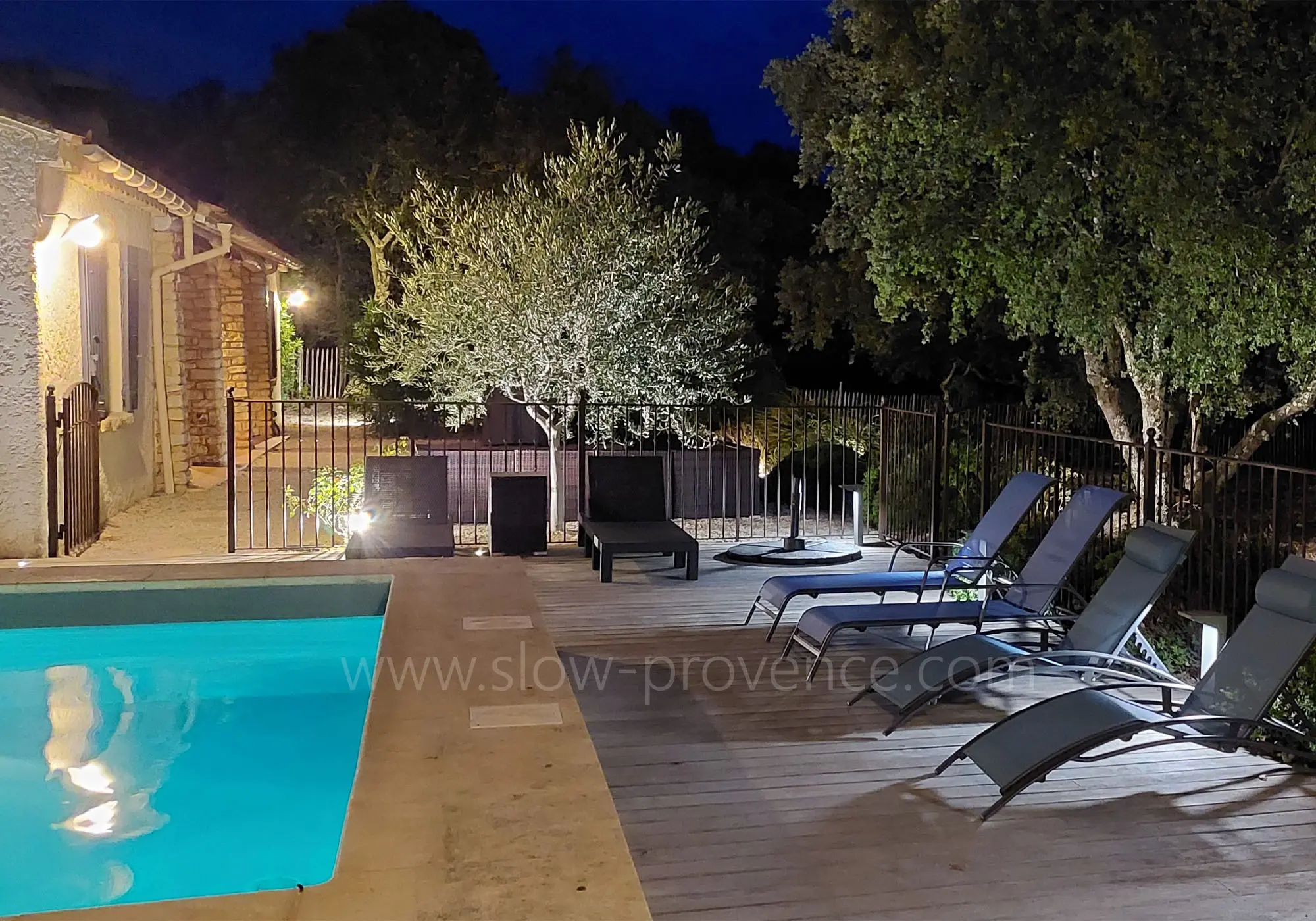 Piscine éclairée la nuit