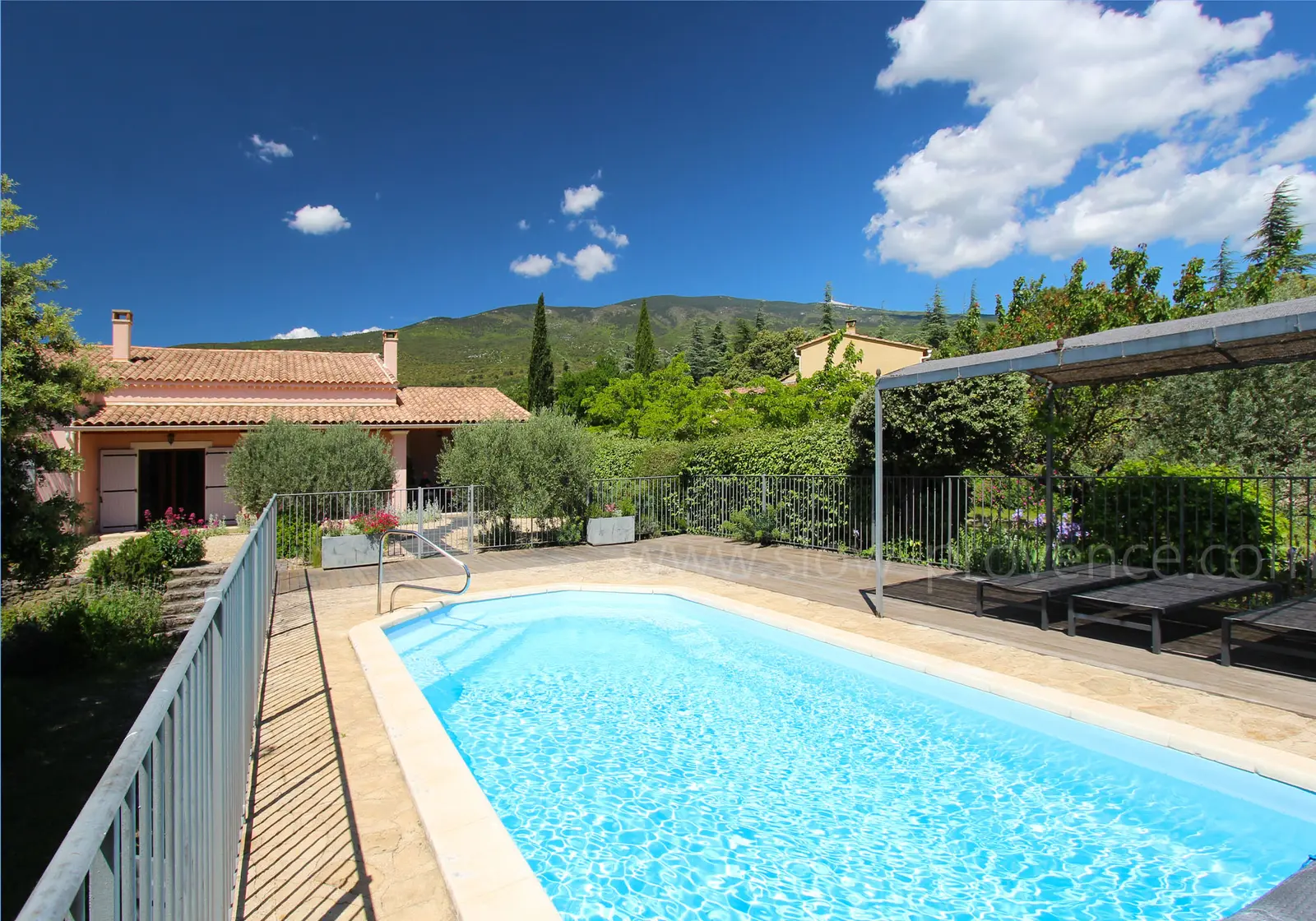 House with private and heated pool