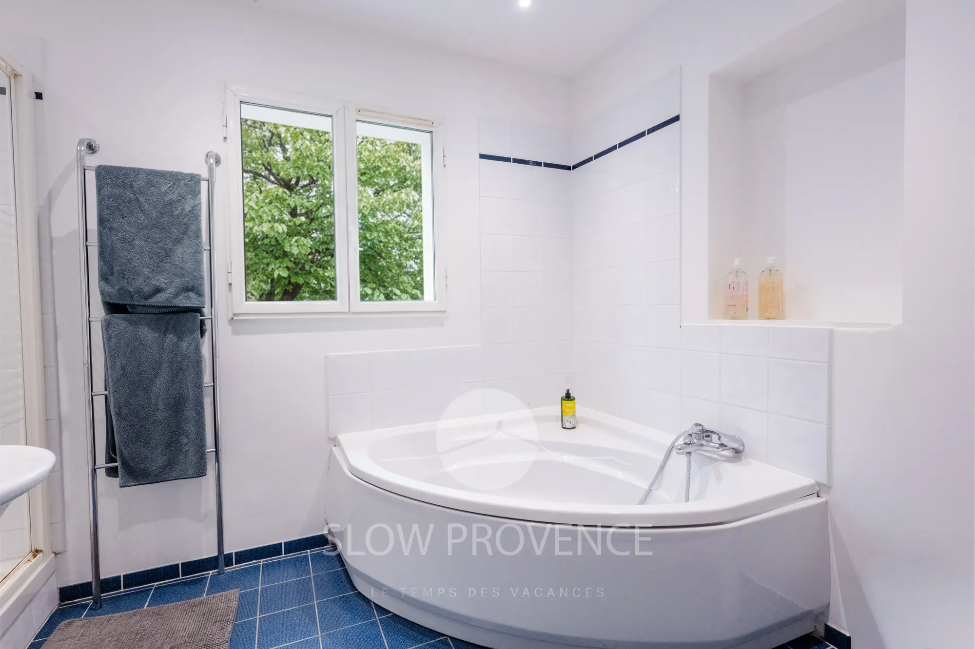 Avec baignoire d'angle