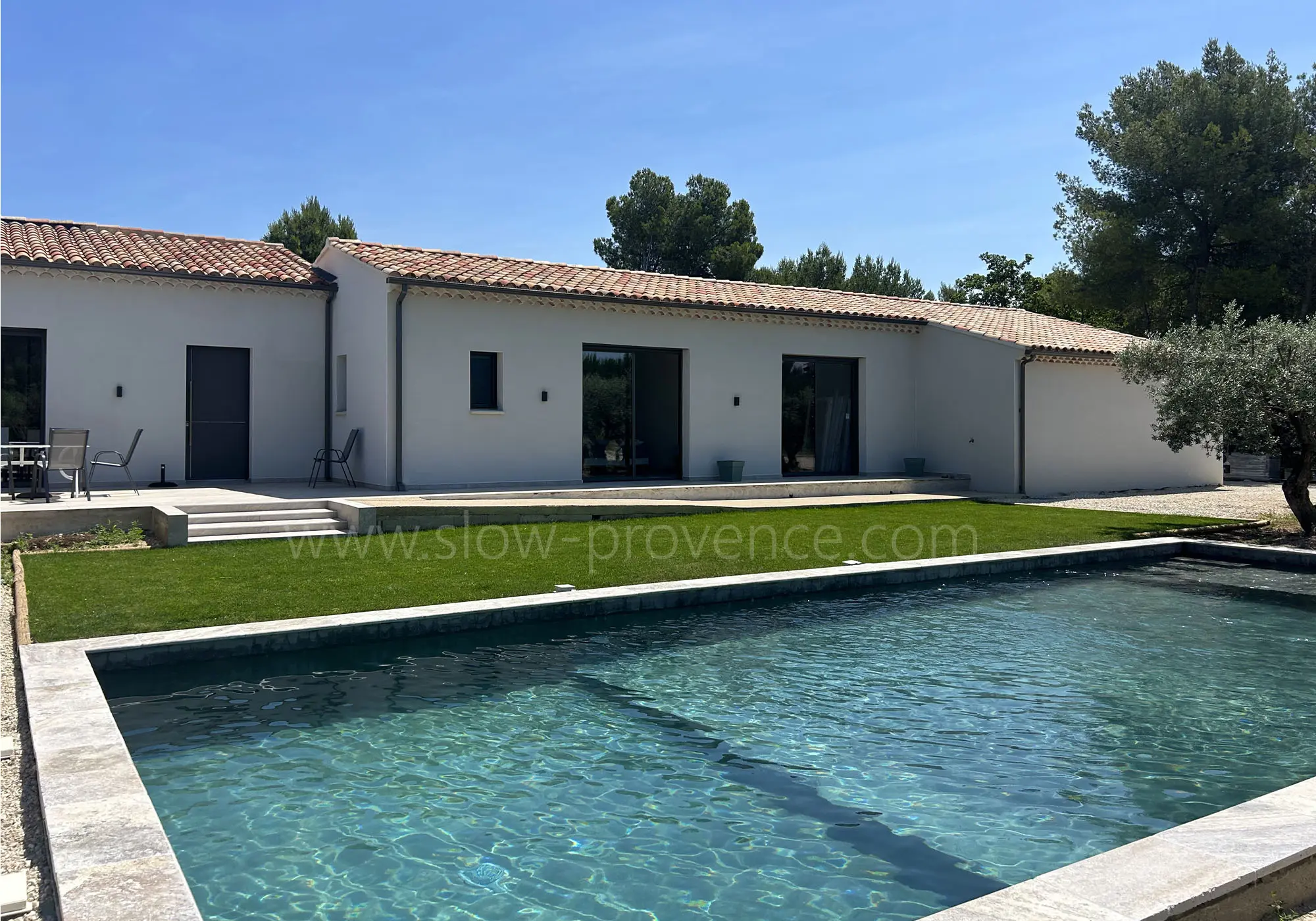 Belle piscine au soleil