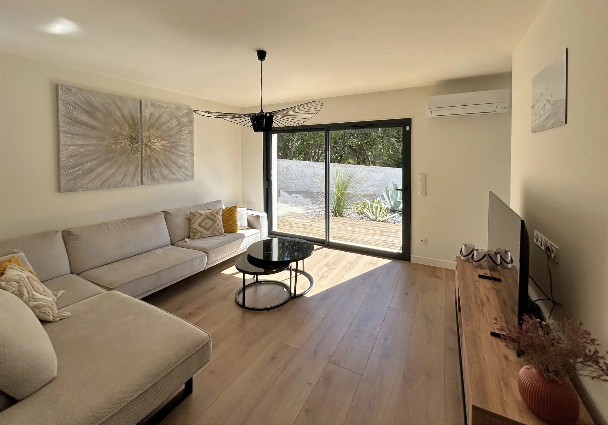 Lichte woonkamer met toegang tot het terras