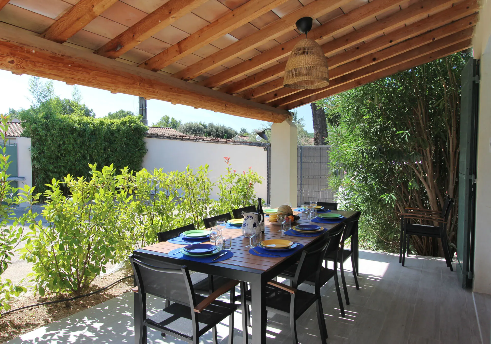 Schaduwrijk terras voor het huis