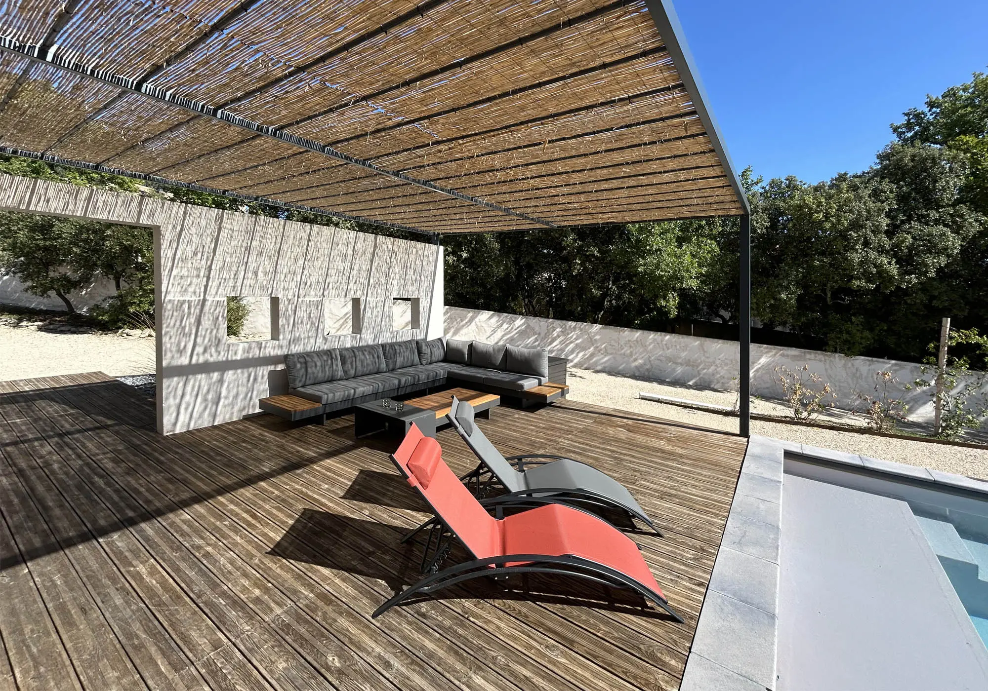 Tuinmeubilair met uitzicht op het zwembad