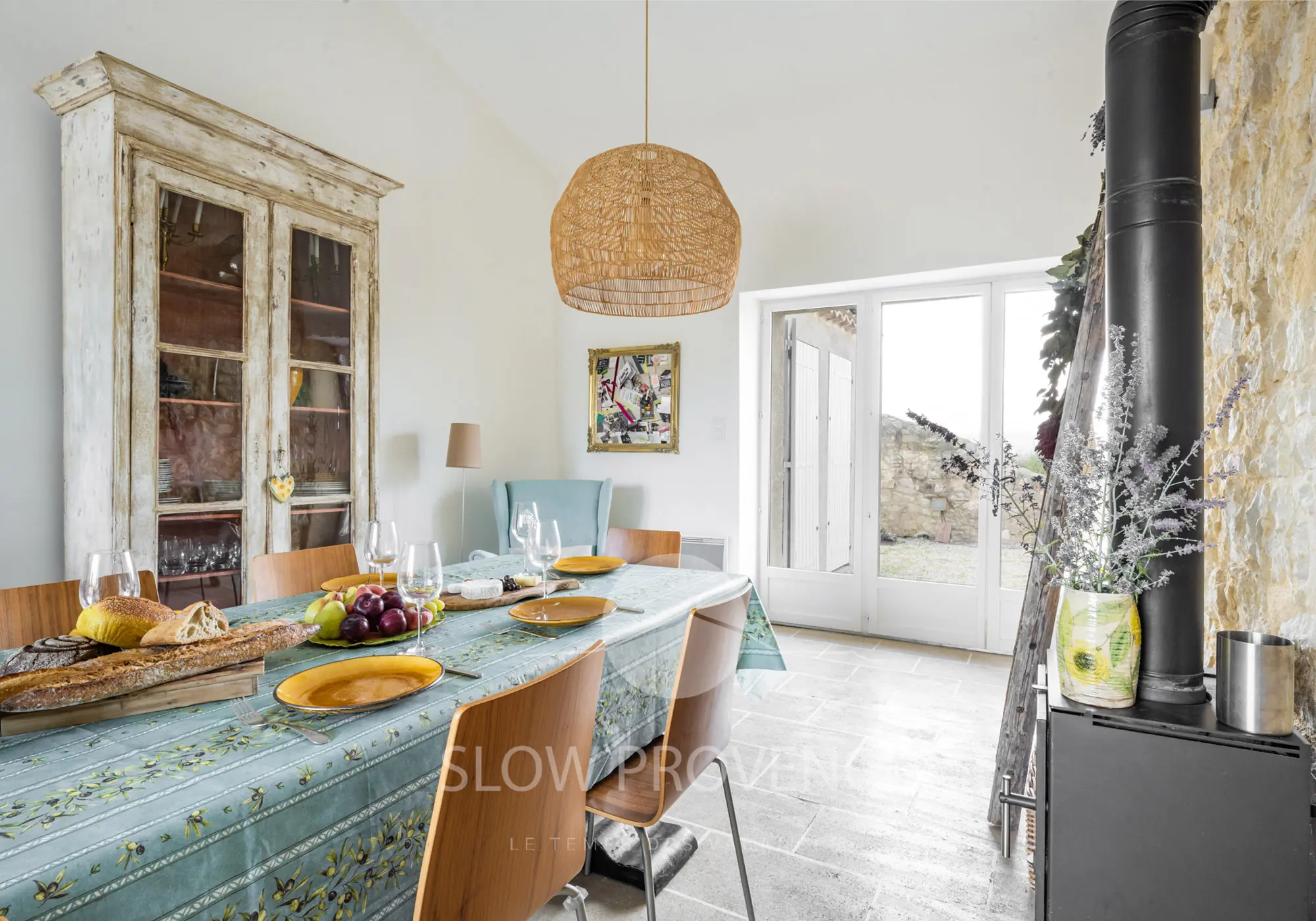 Dining room with windows on both sides, opening onto the garden and the swimming pool