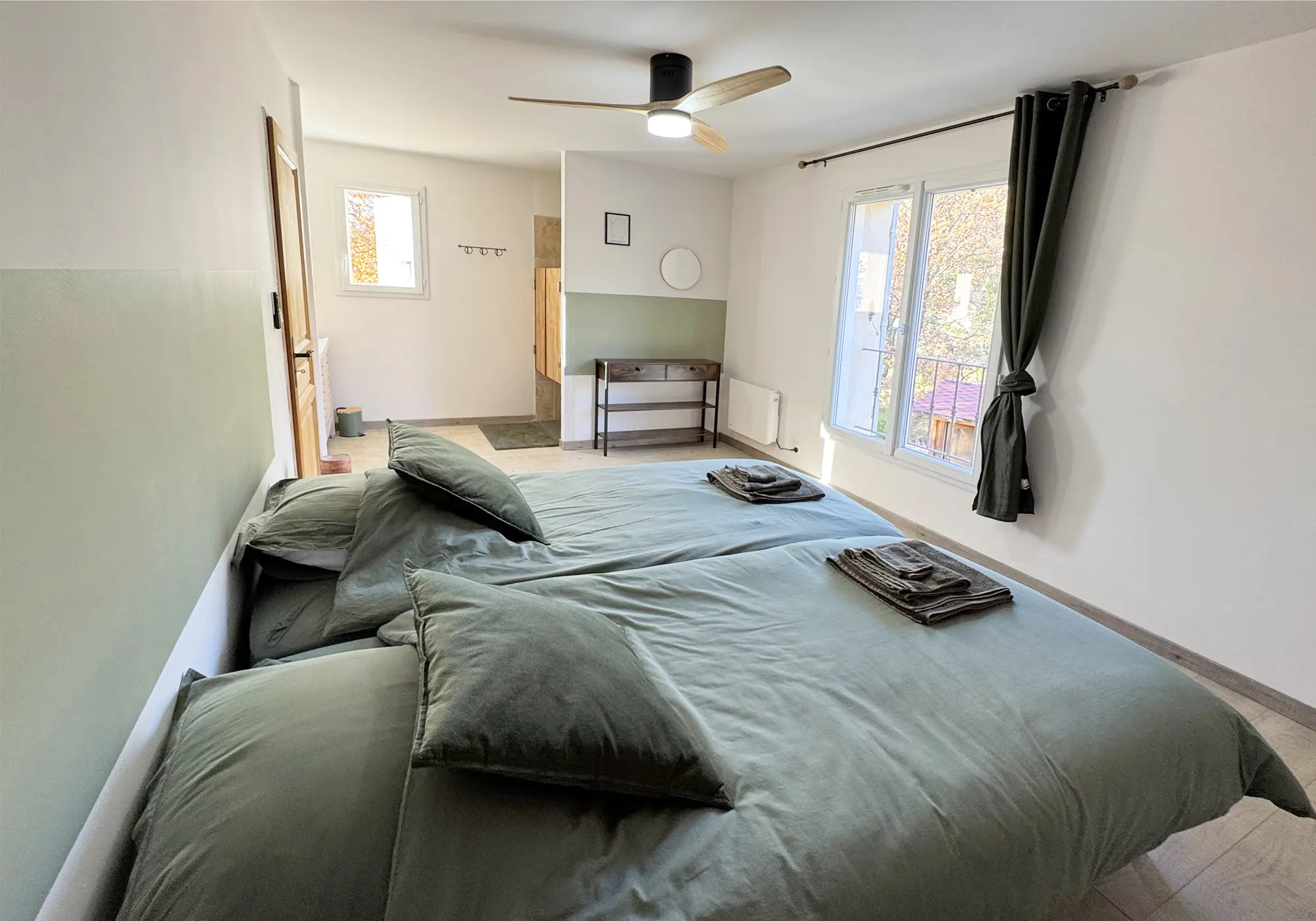 Chambre 2 avec salle de douche privative