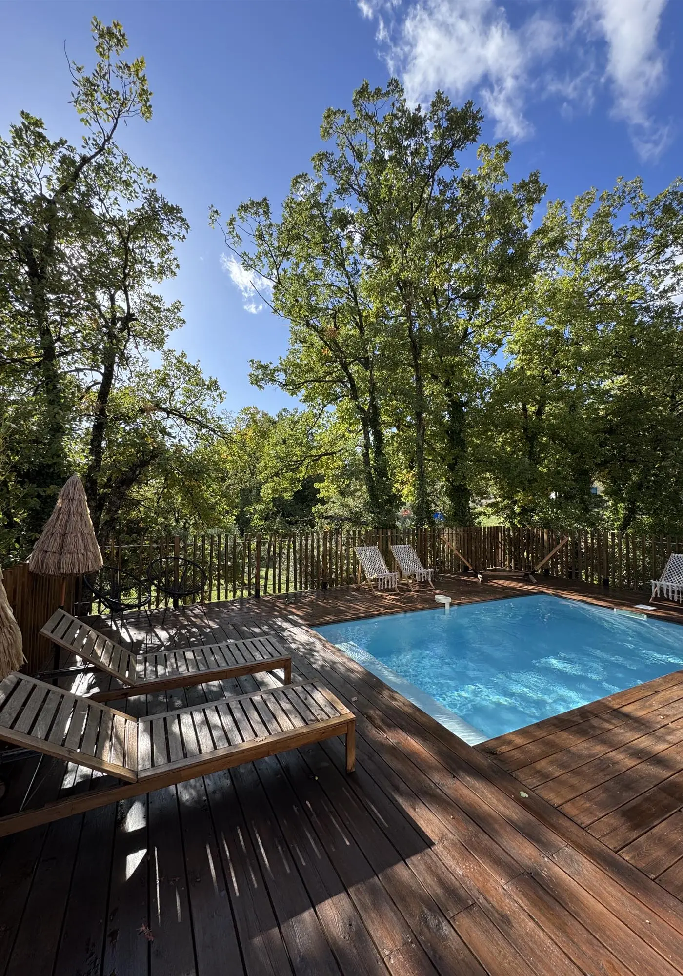 Espace piscine ombragé