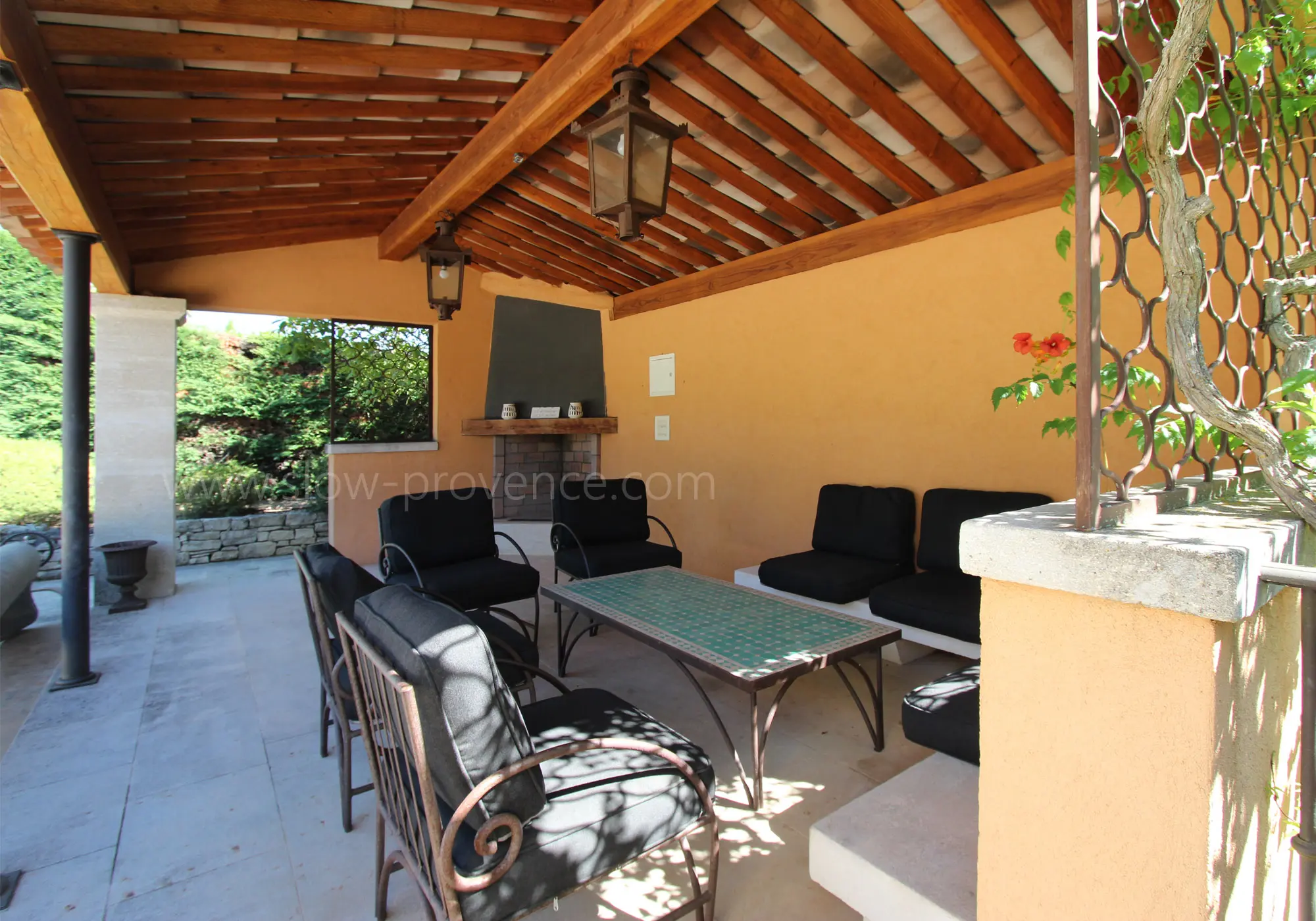 Schattiges Poolhaus