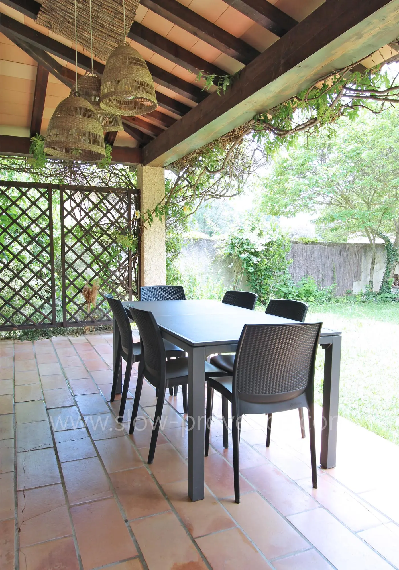 Terrasse couverte avec espace repas