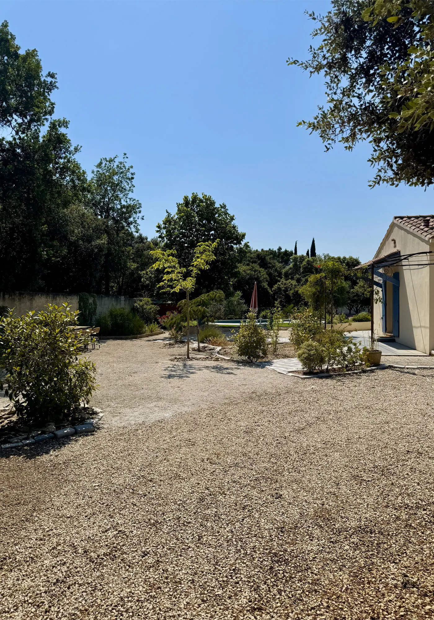 Grand espace gravillonné pour la pétanque