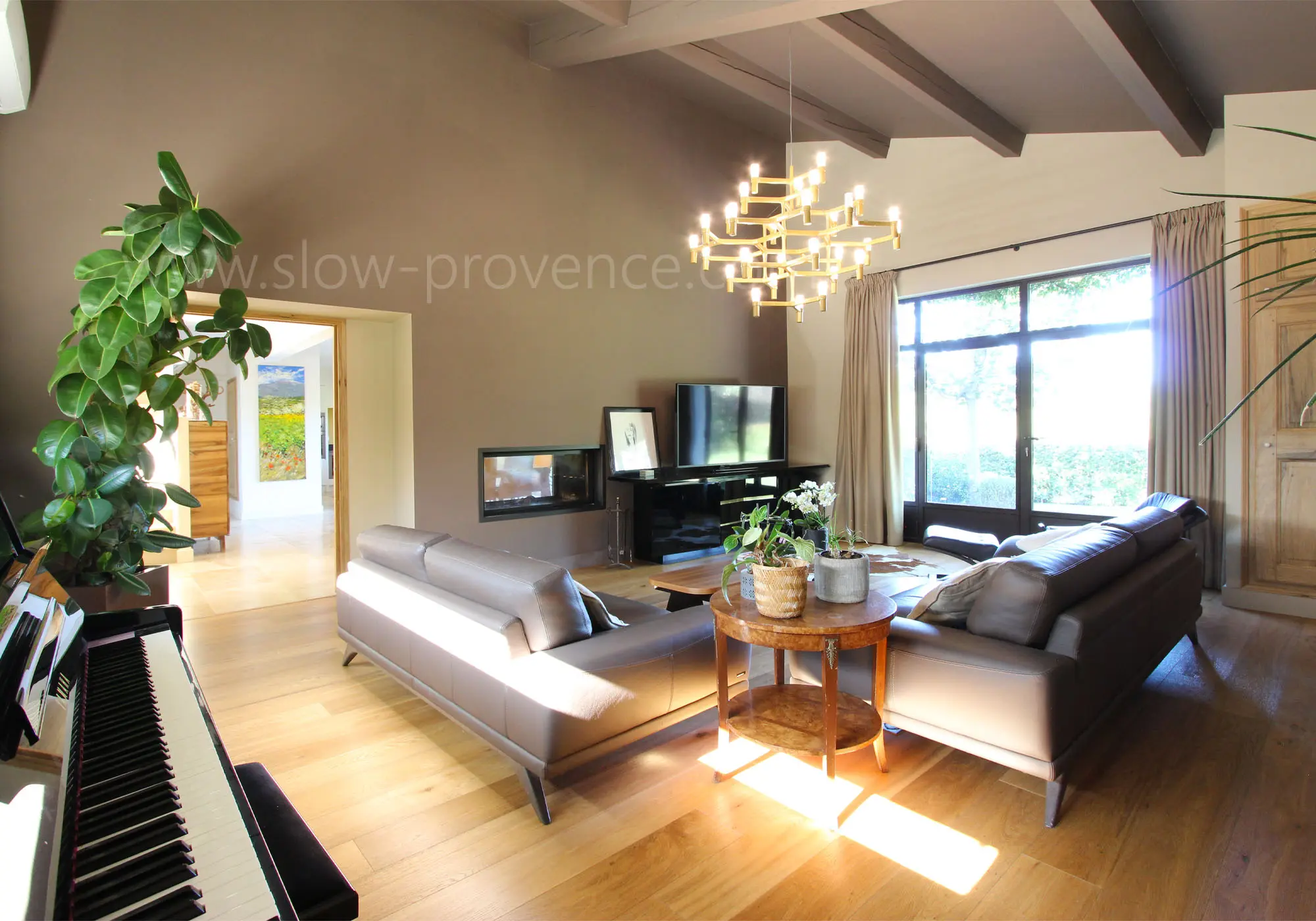 Grand salon ouvert sur la terrasse