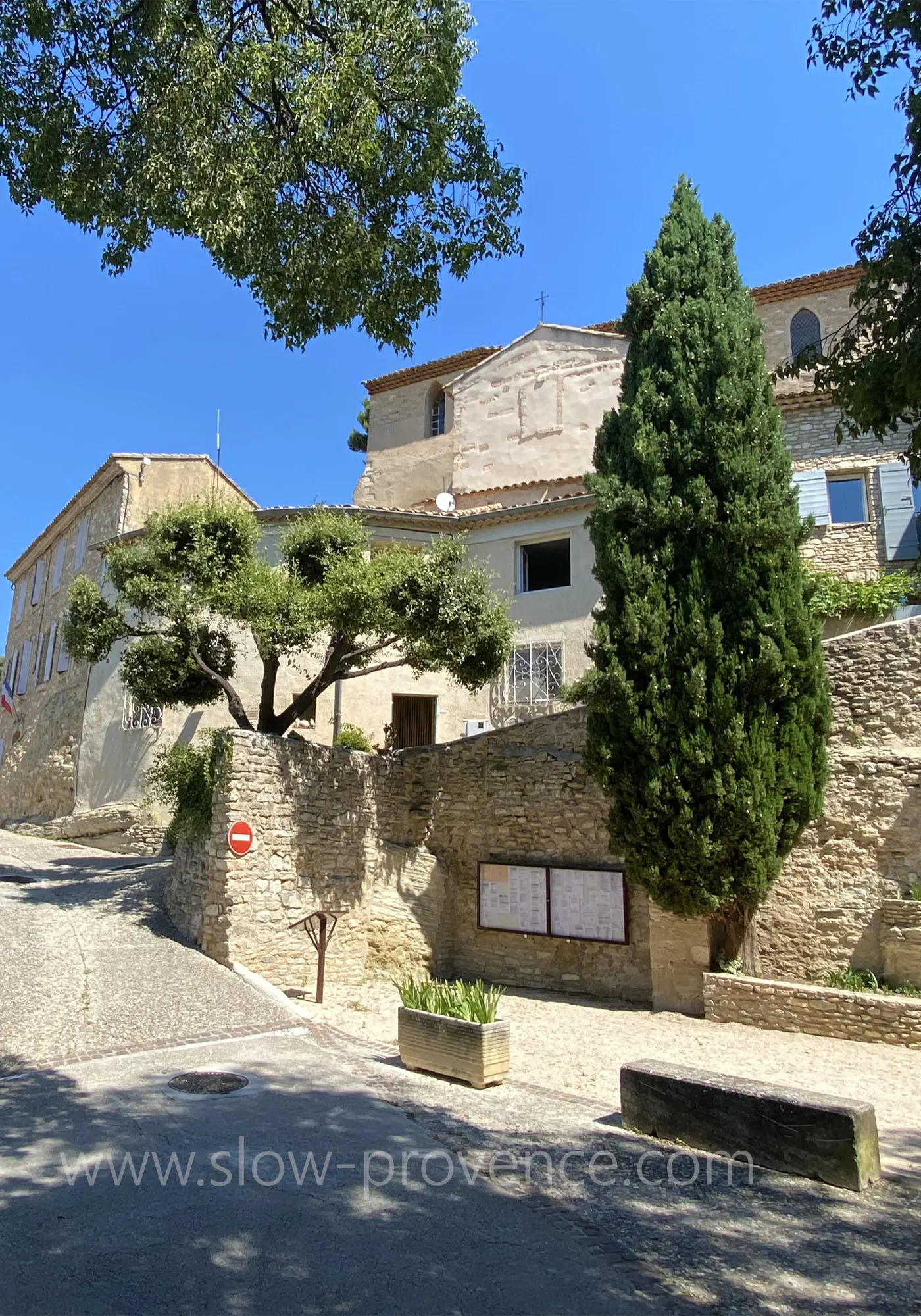 Découvrez le village de la Roque sur Pernes et ses ruelles
