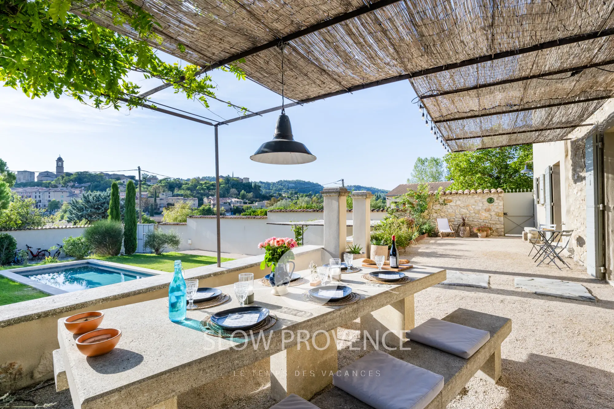 Terrasse ombragée et vue dégagée