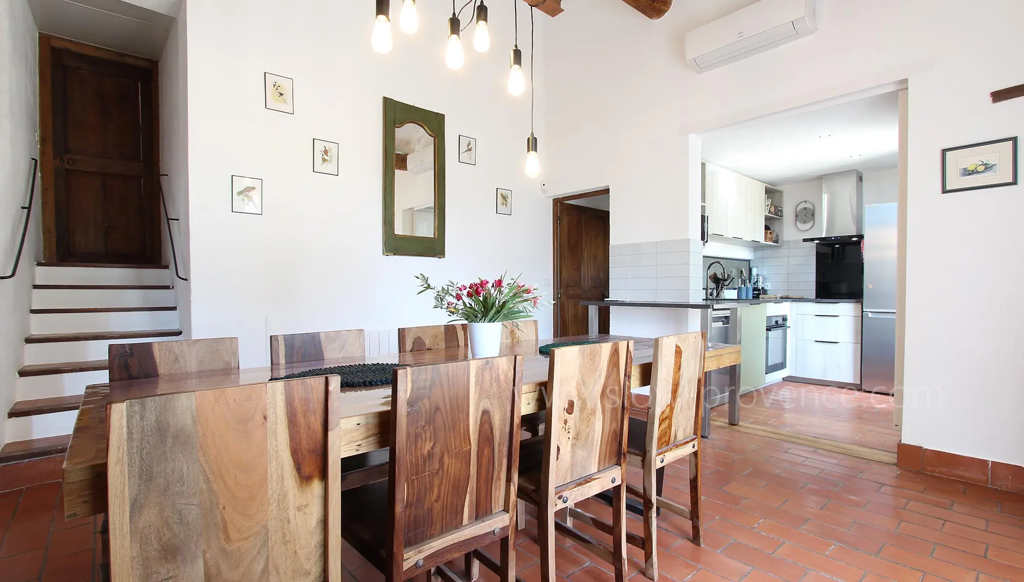 Eingang in ein großes Wohnzimmer