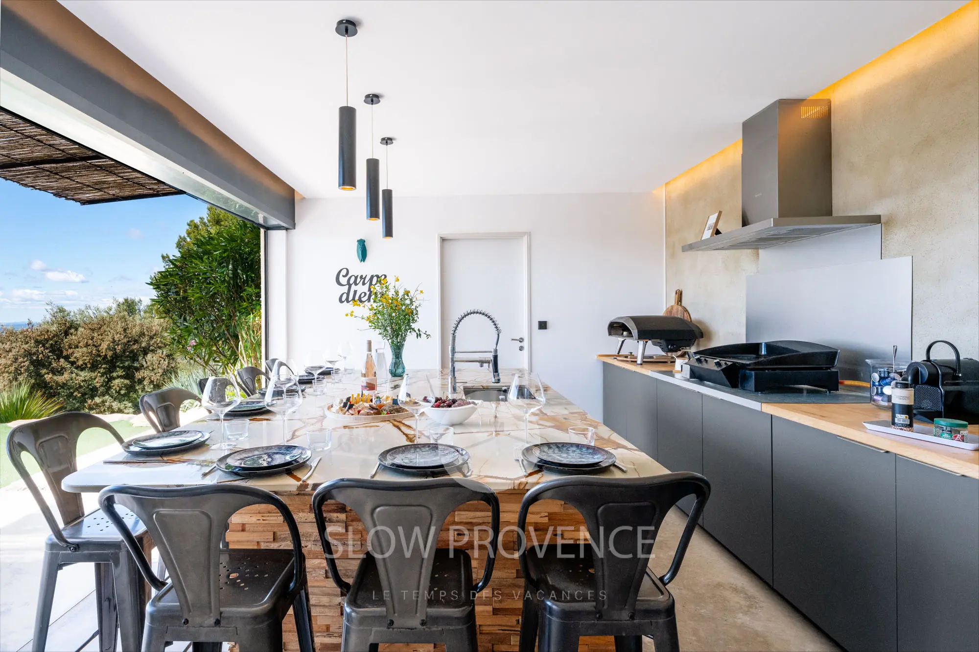 Un pool-house avec cuisine équipée