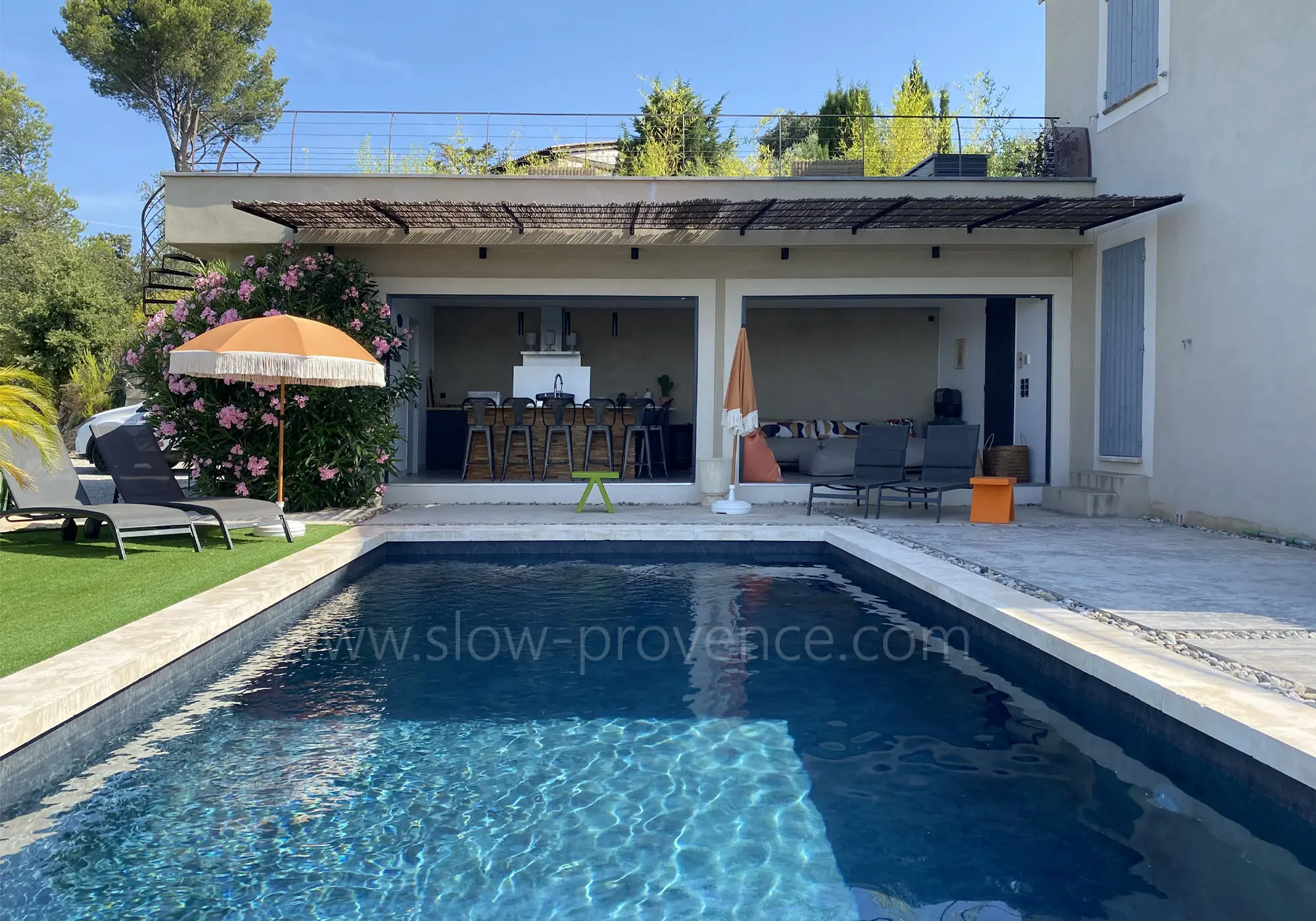 Großer privater Swimmingpool mit Poolhaus