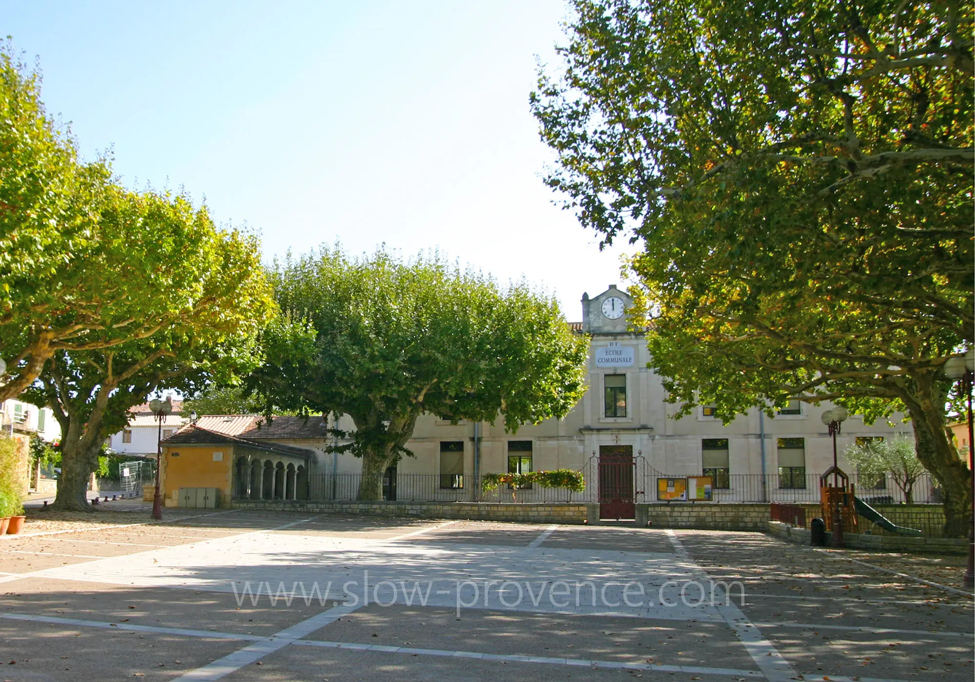 Bel appartement sur la place du village de Bedoin