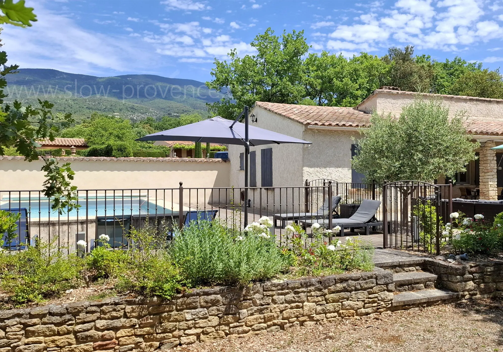 Piscine entièrement clôturée