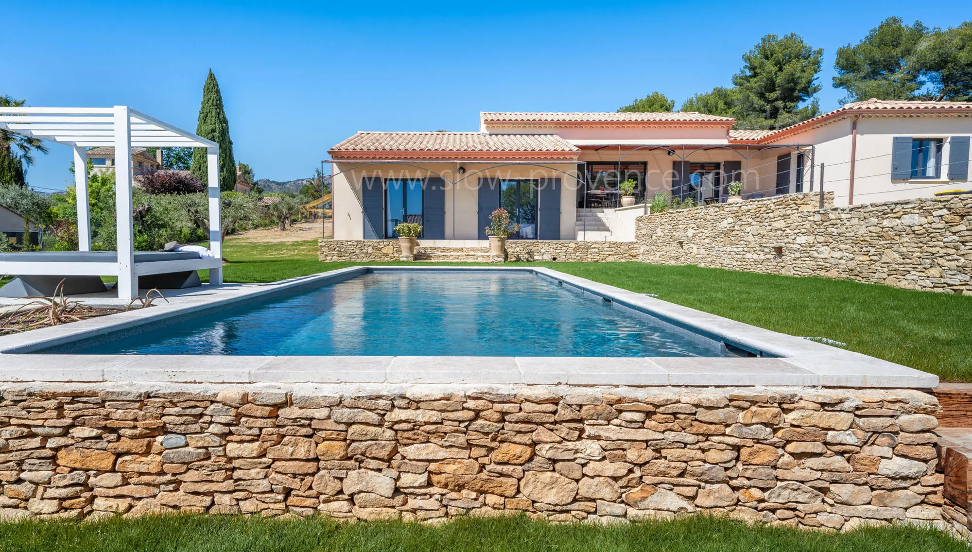 The charm of stone, the comfort of a modern villa