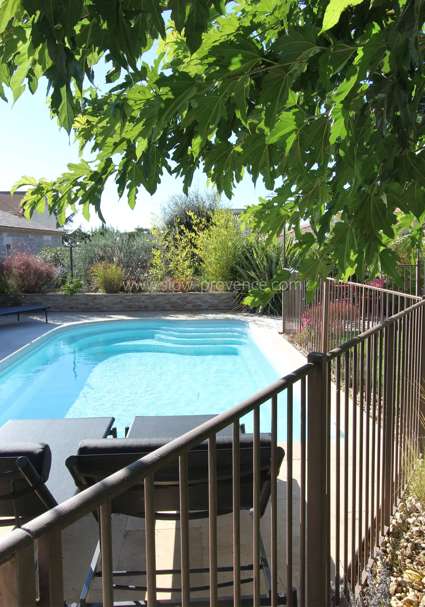 Vue sur la piscine depuis le jardin