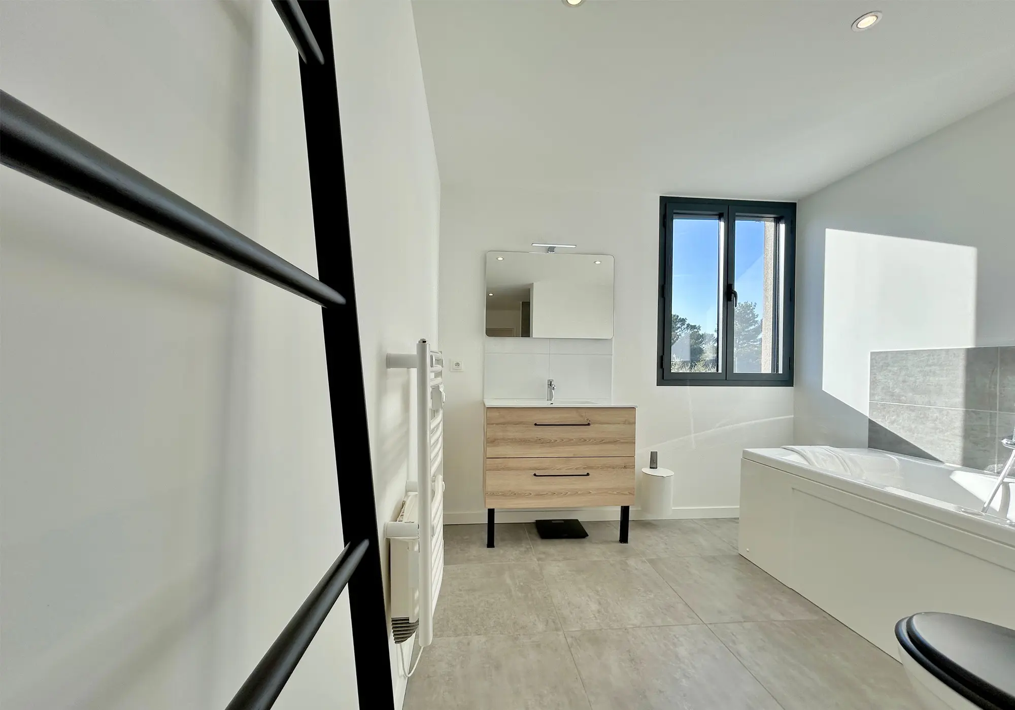 Bathroom shared between the 3 bedrooms