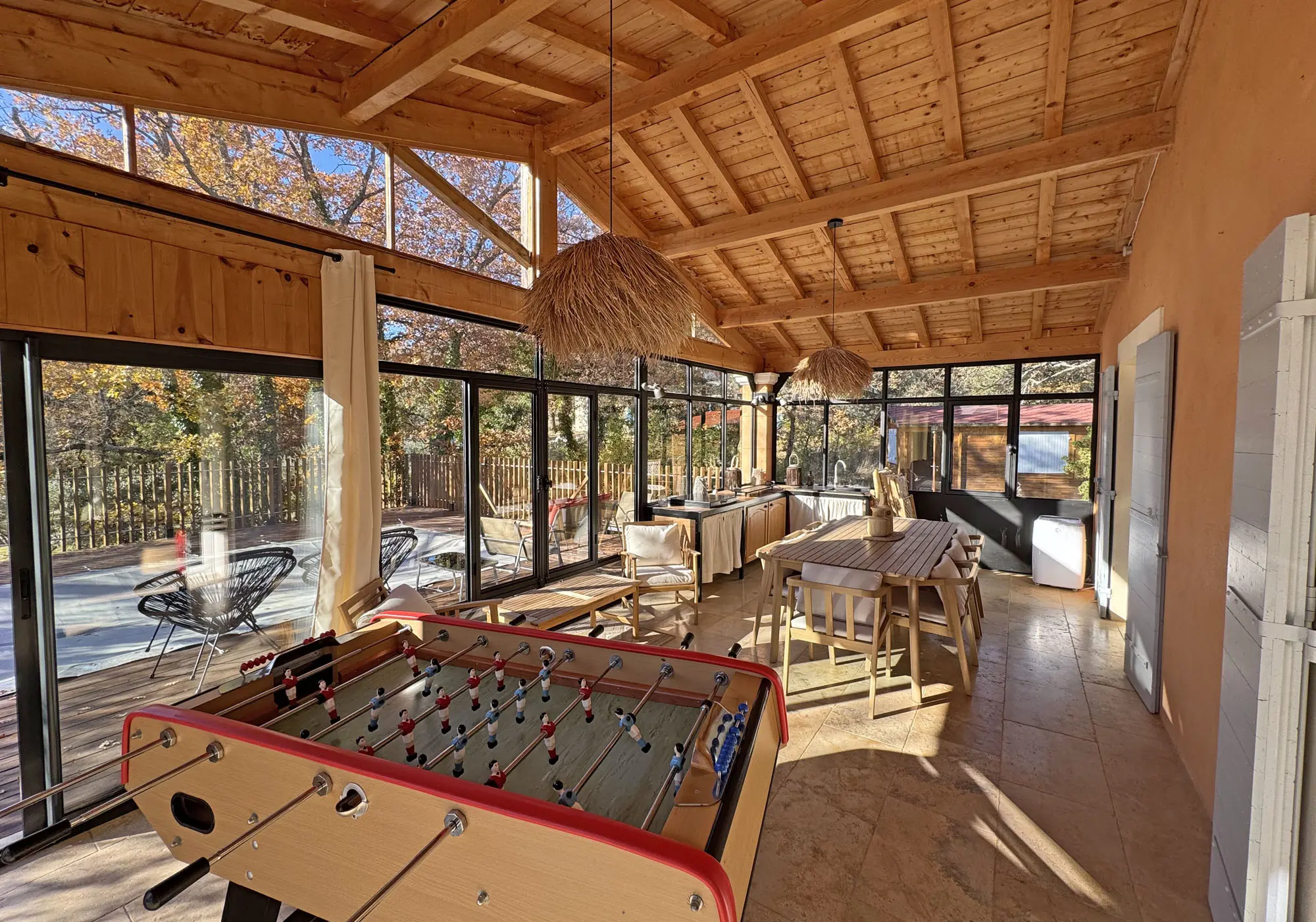 Veranda opening onto the swimming pool