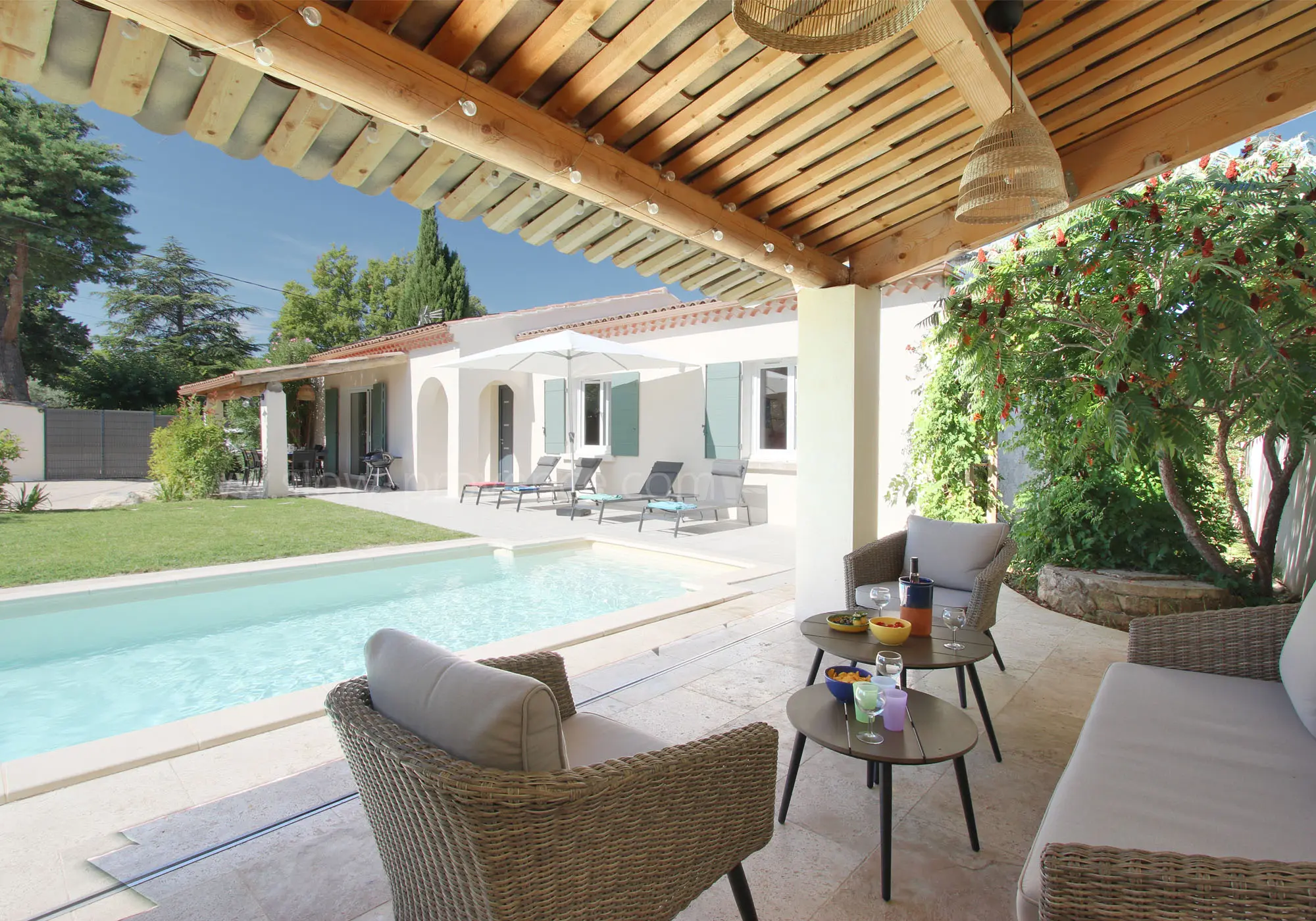 Poolhouse met uitzicht op het zwembad