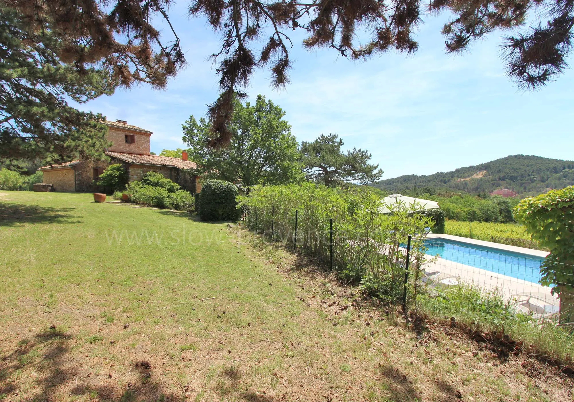 Und immer mit Blick auf den Pool und das Haus.