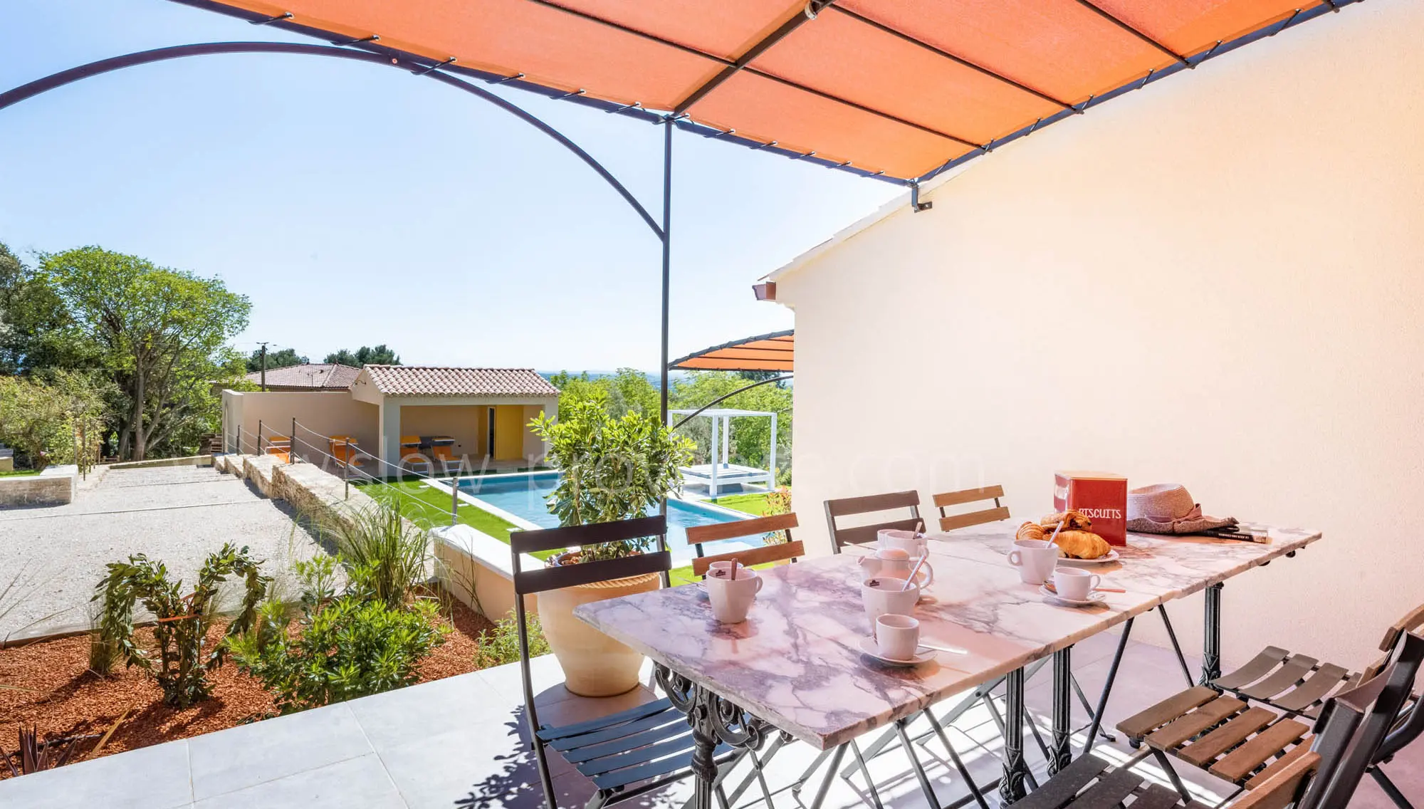 Terrasse avec vue sur la piscine