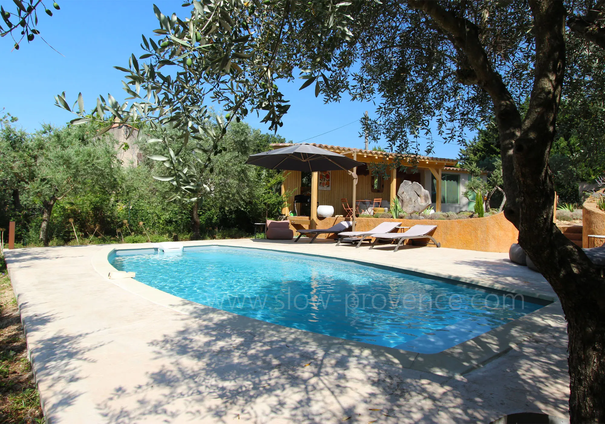 Nice private swimming-pool