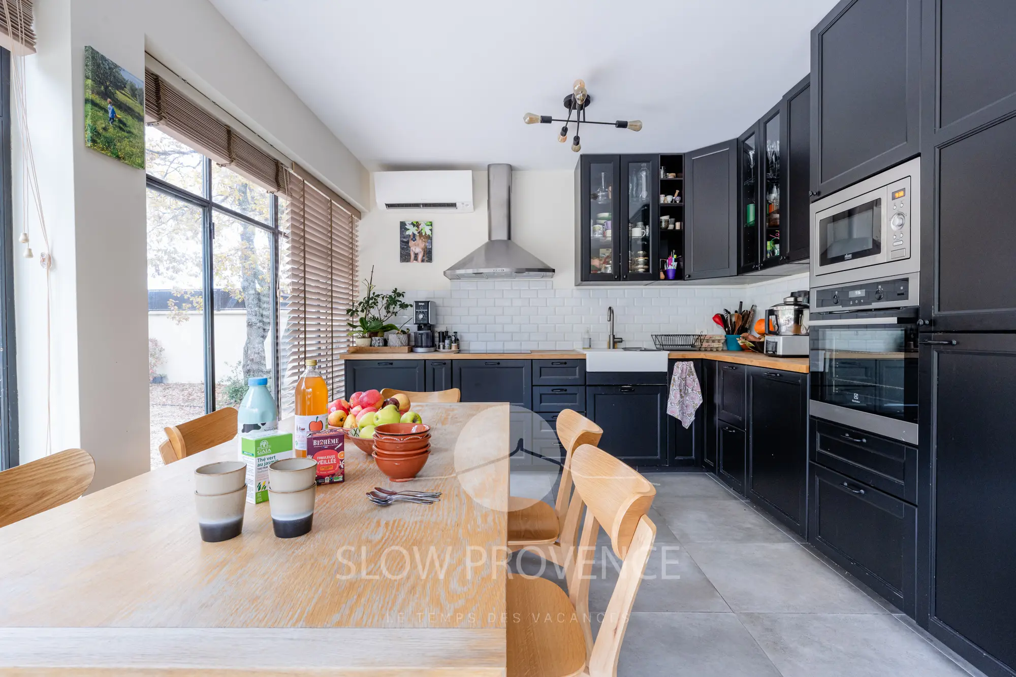 Entrée sur la cuisine lumineuse et spacieuse