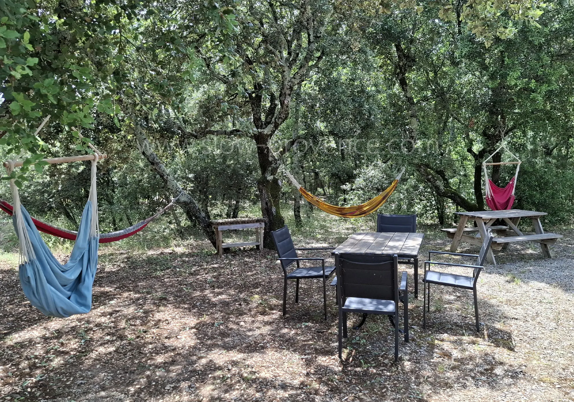 Coin détente avec hamac et table en bois