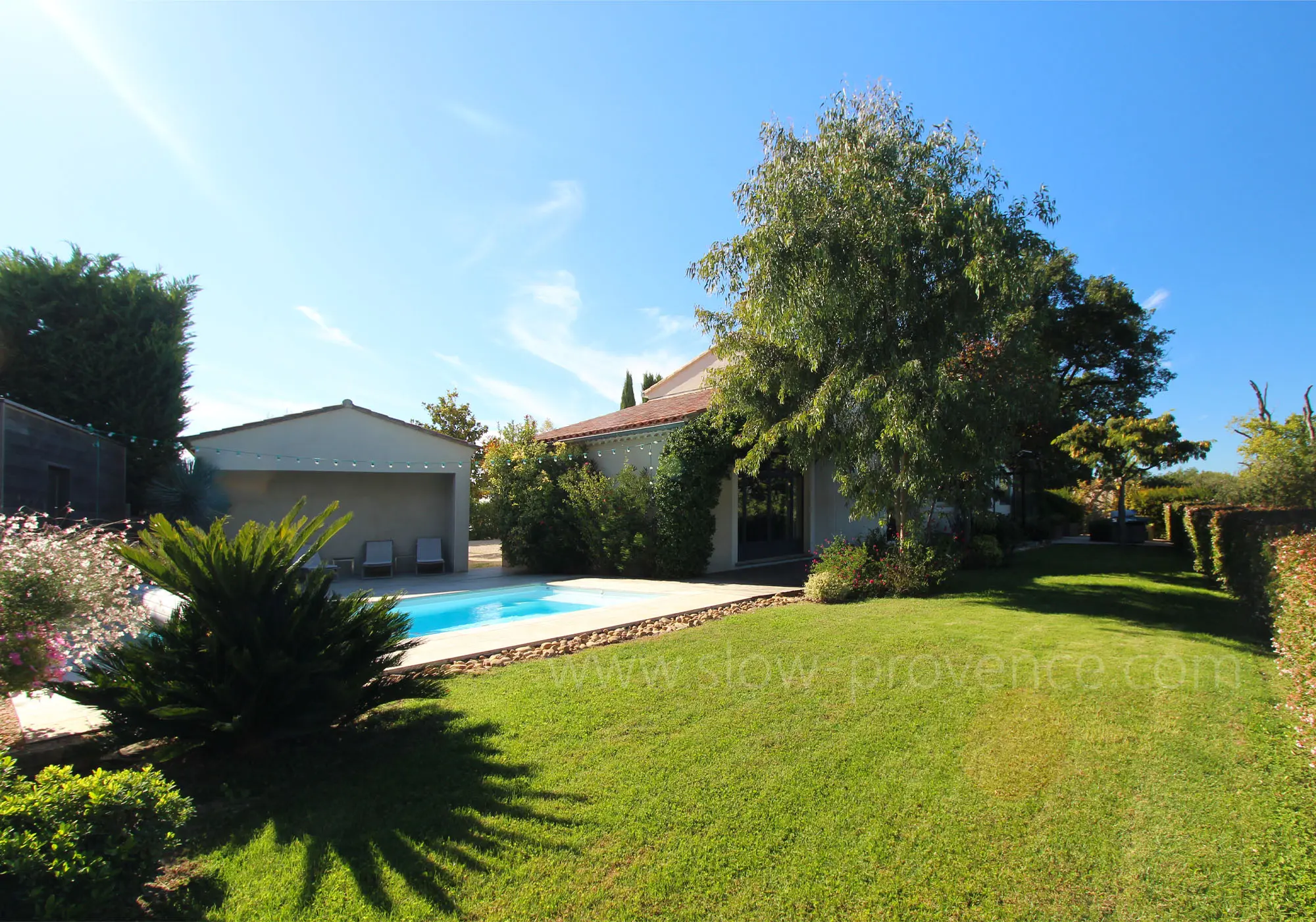 Grand jardin entièrement clôturé