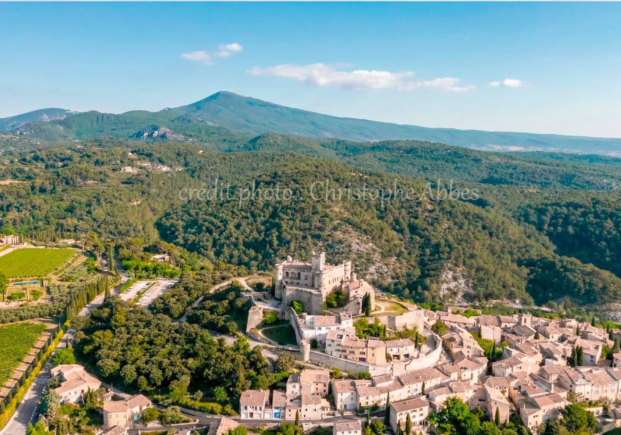 Le Barroux, een middeleeuws dorp op een heuveltop vlakbij de Mont Ventoux