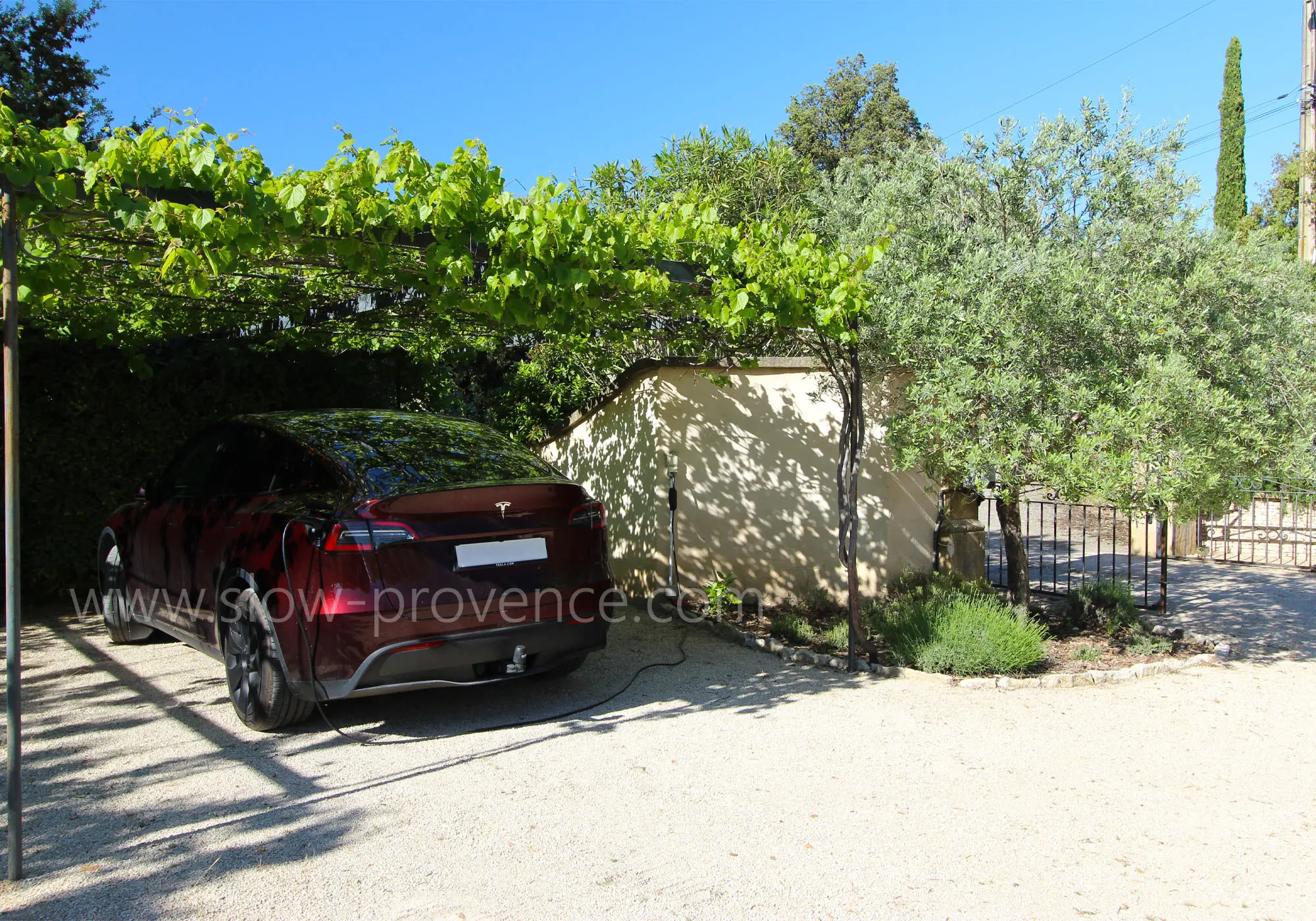 Car park with electric vehicle recharging