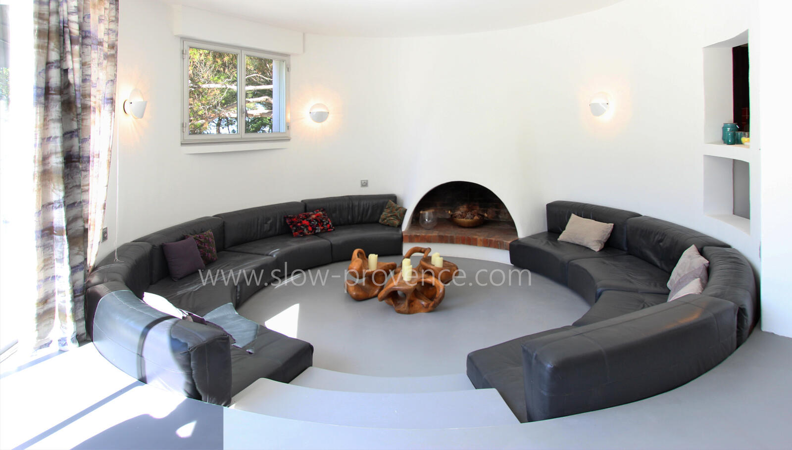 Round built-in lounge