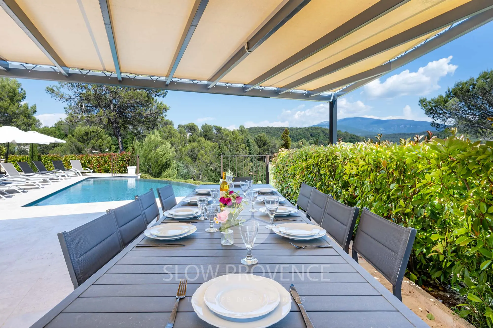 Lunchen onder de pergola met uitzicht op de Reus van de Provence.