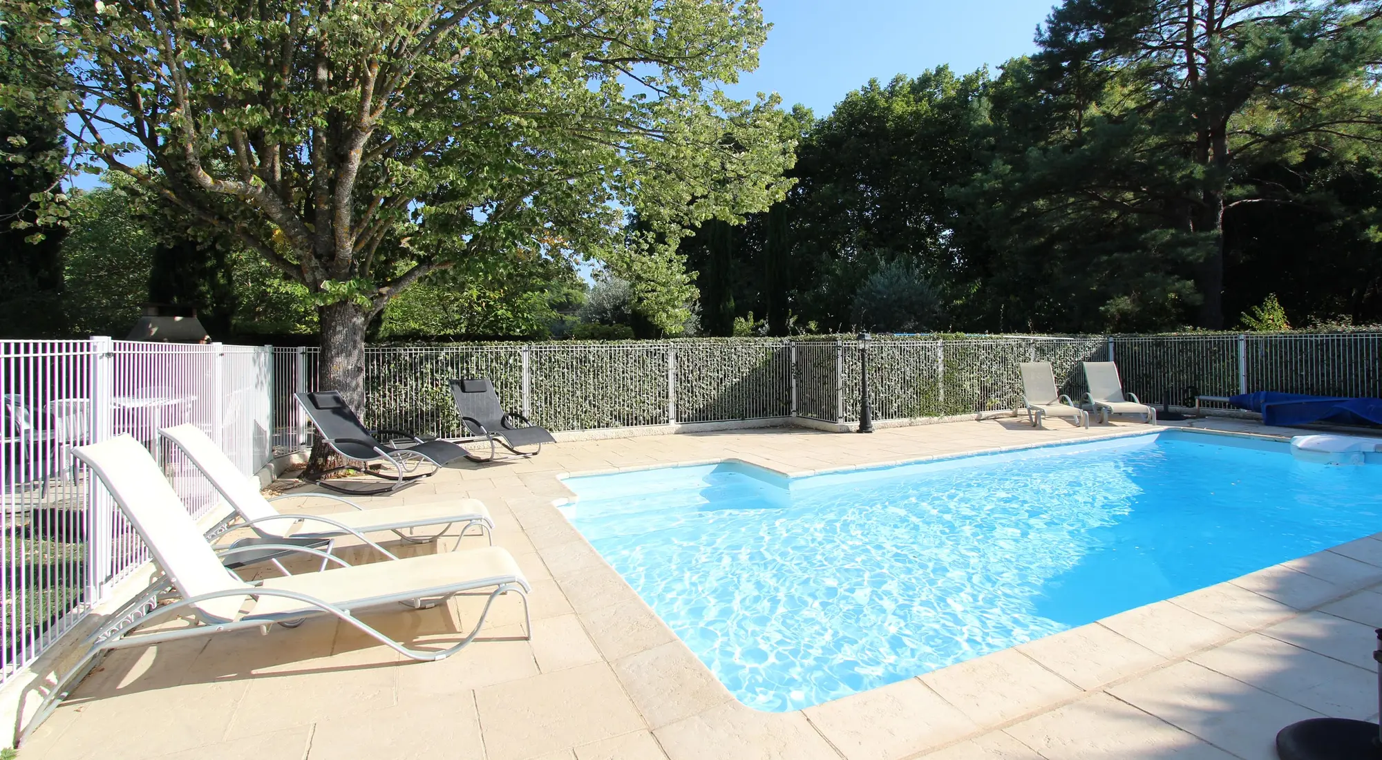 Piscine ensoleillée