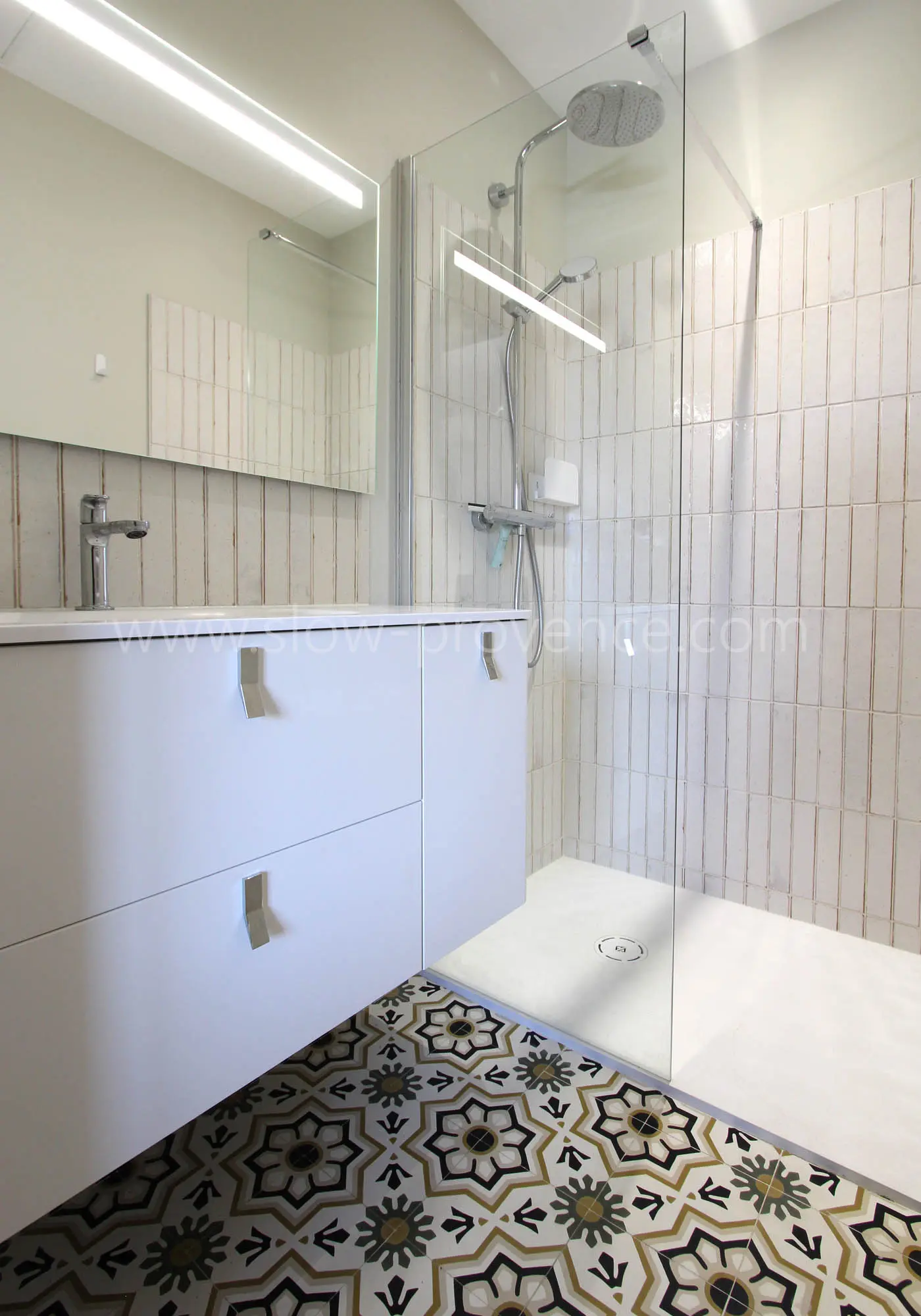 Doucheruimte grenzend aan slaapkamer 4