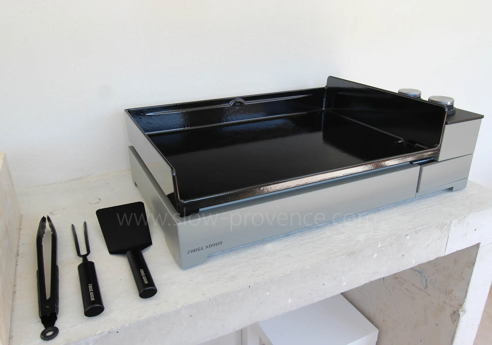 De elektrische bakplaat van Forge Adour in het poolhuis.