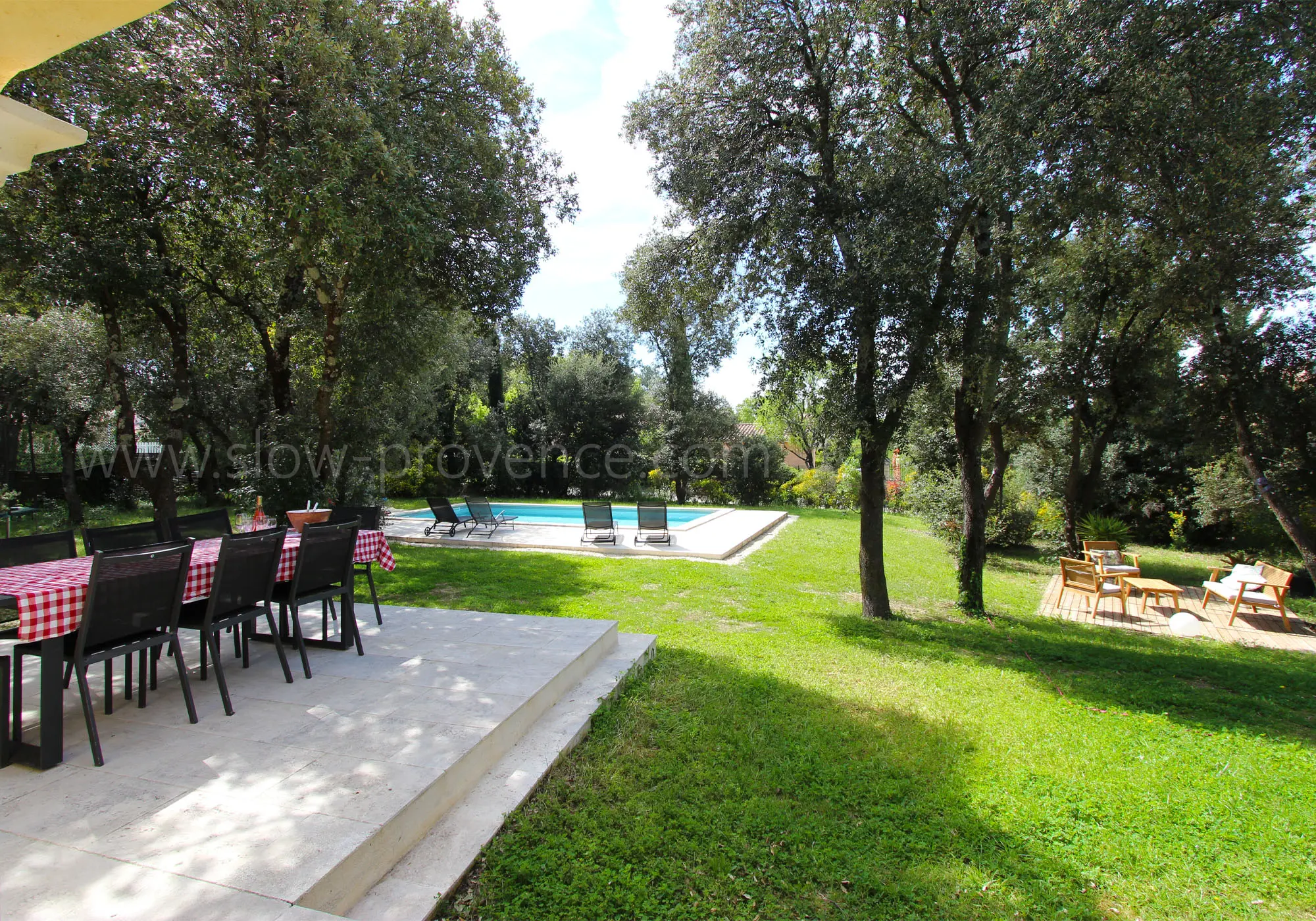 Terrace in the shade of the oaks