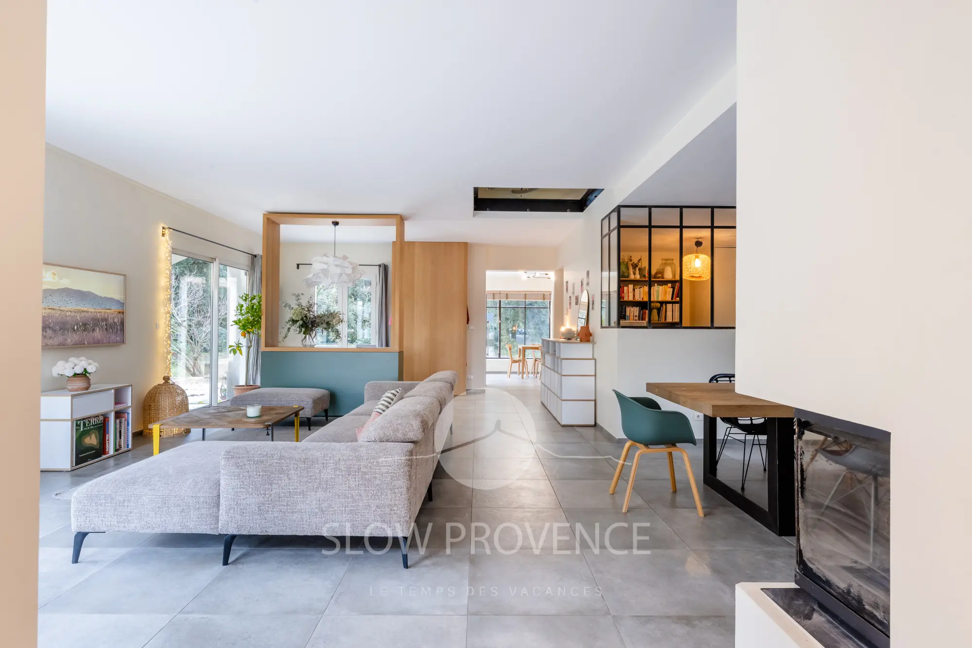 Une grande pièce de vie lumineuse et ouverte