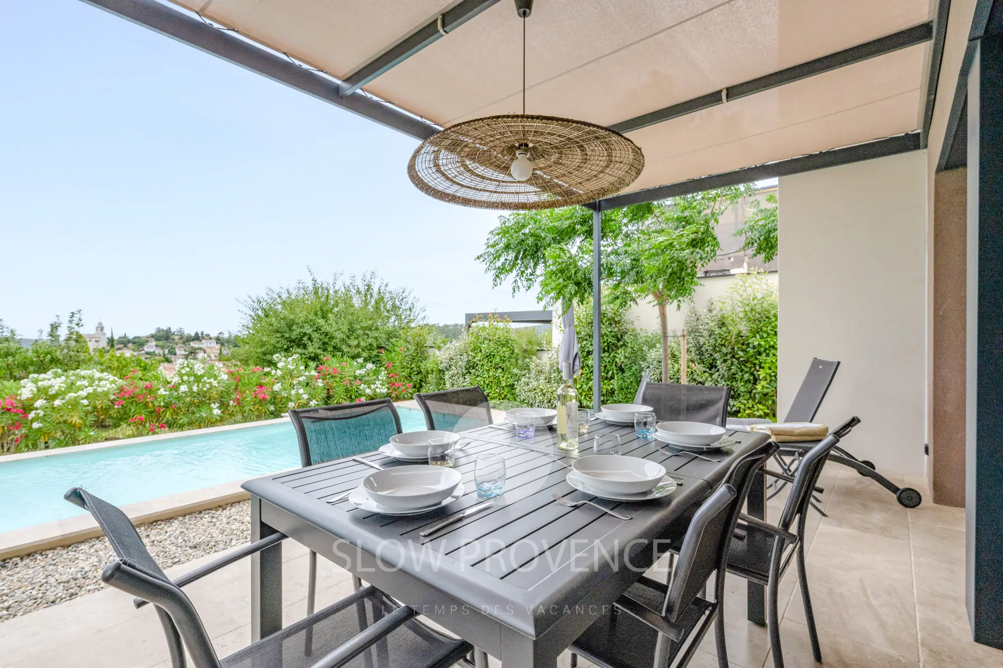 Terrasse avec vue sur le jardin et la piscine