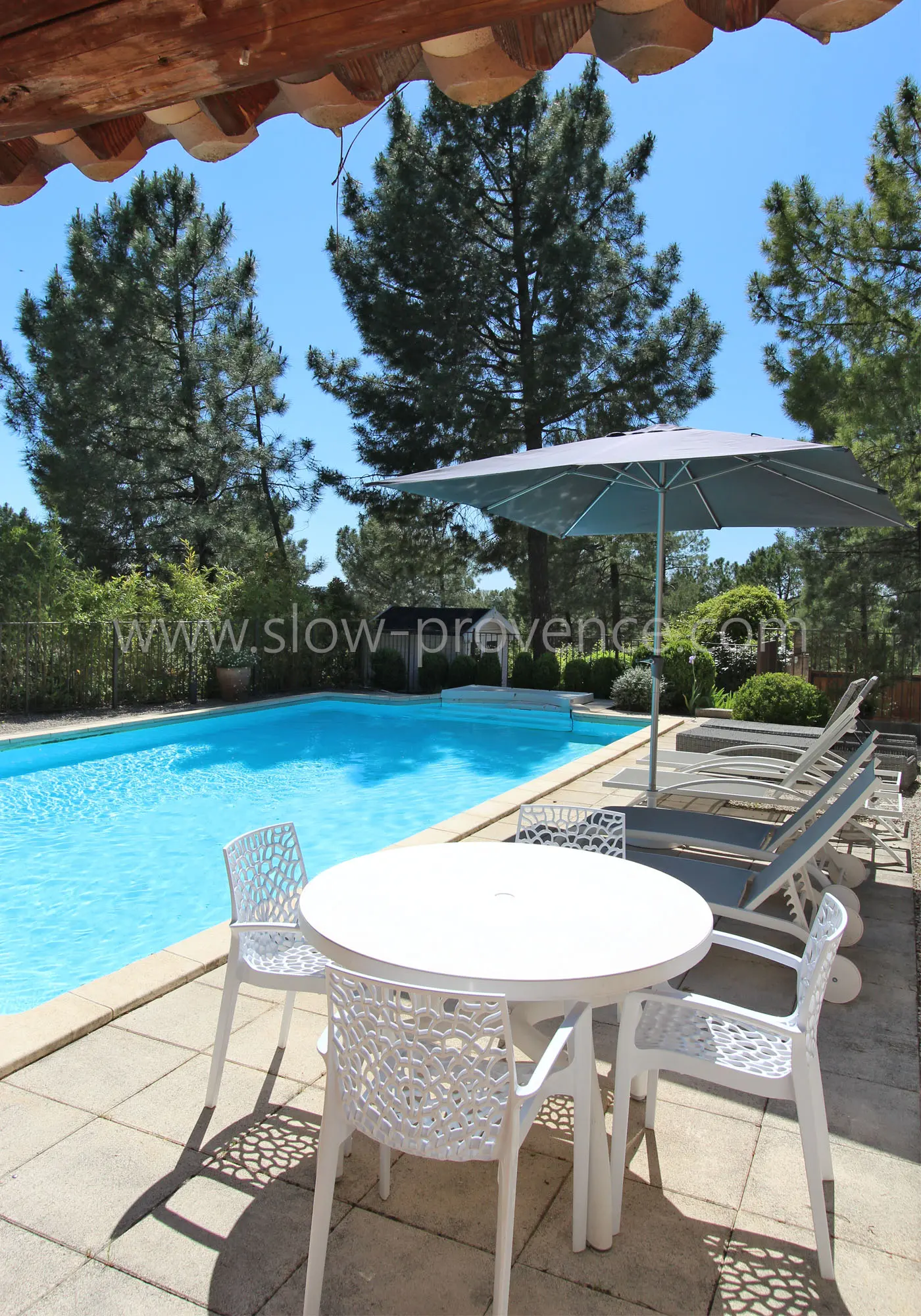 Poolstrand mit Sonnenliegen