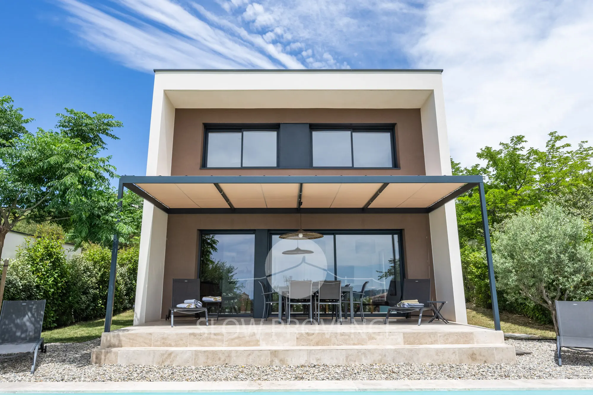 Villa moderne avec pergolas