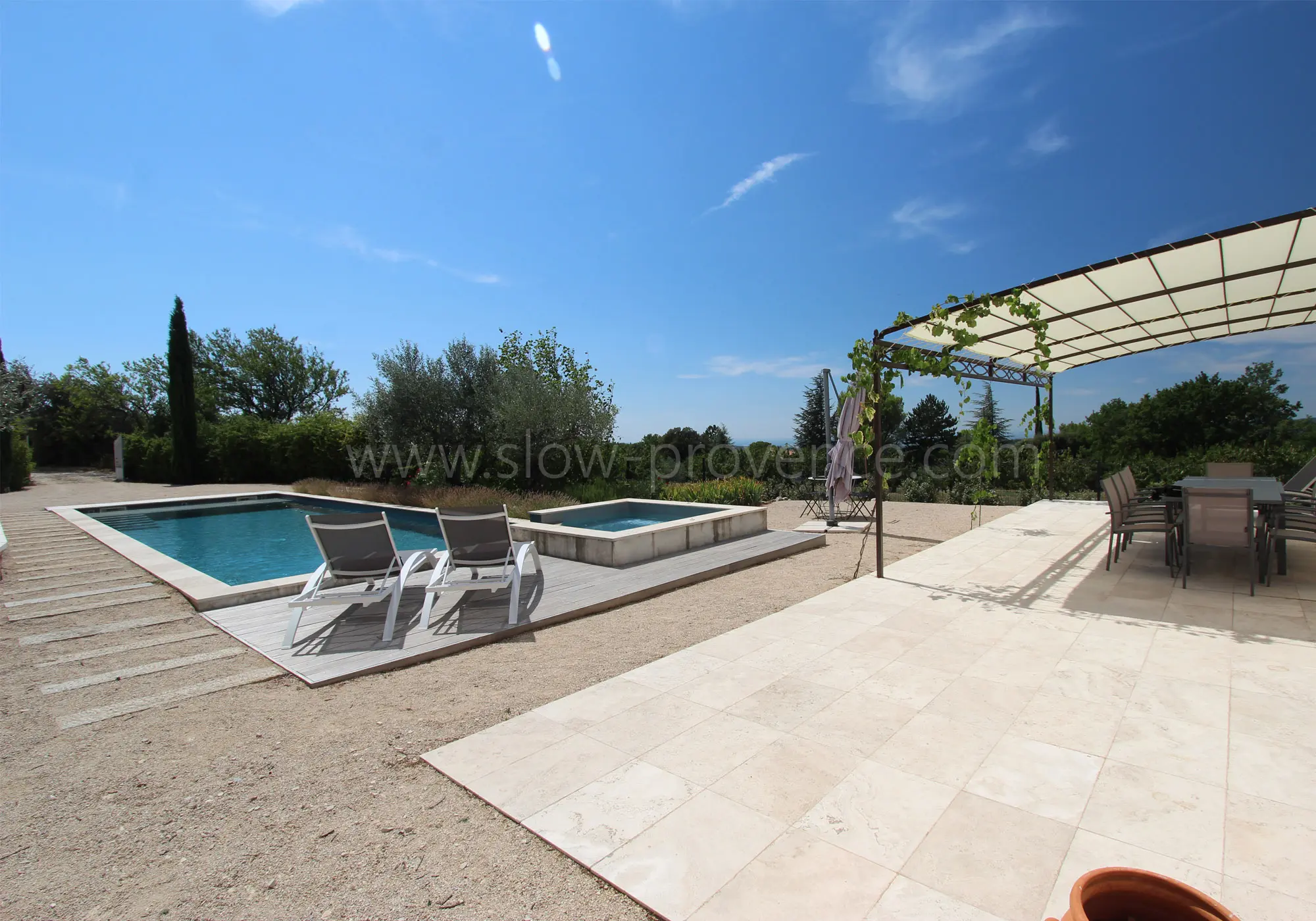 Große Terrasse in der Nähe des Pools