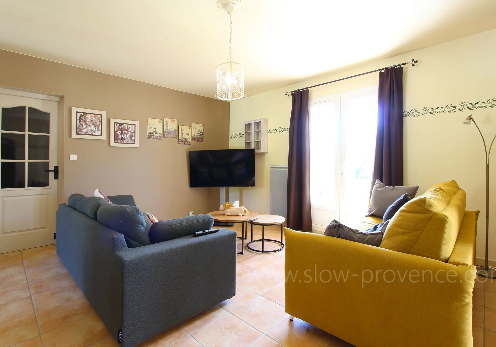 Lounge area with access to the outside