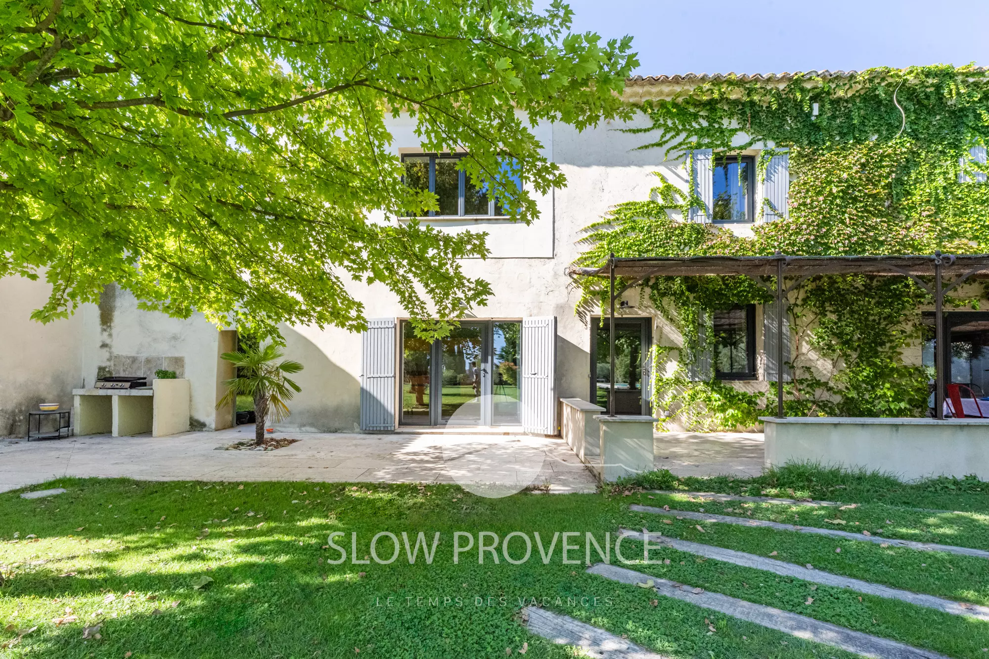 Tastefully renovated Provençal farmhouse in a peaceful setting